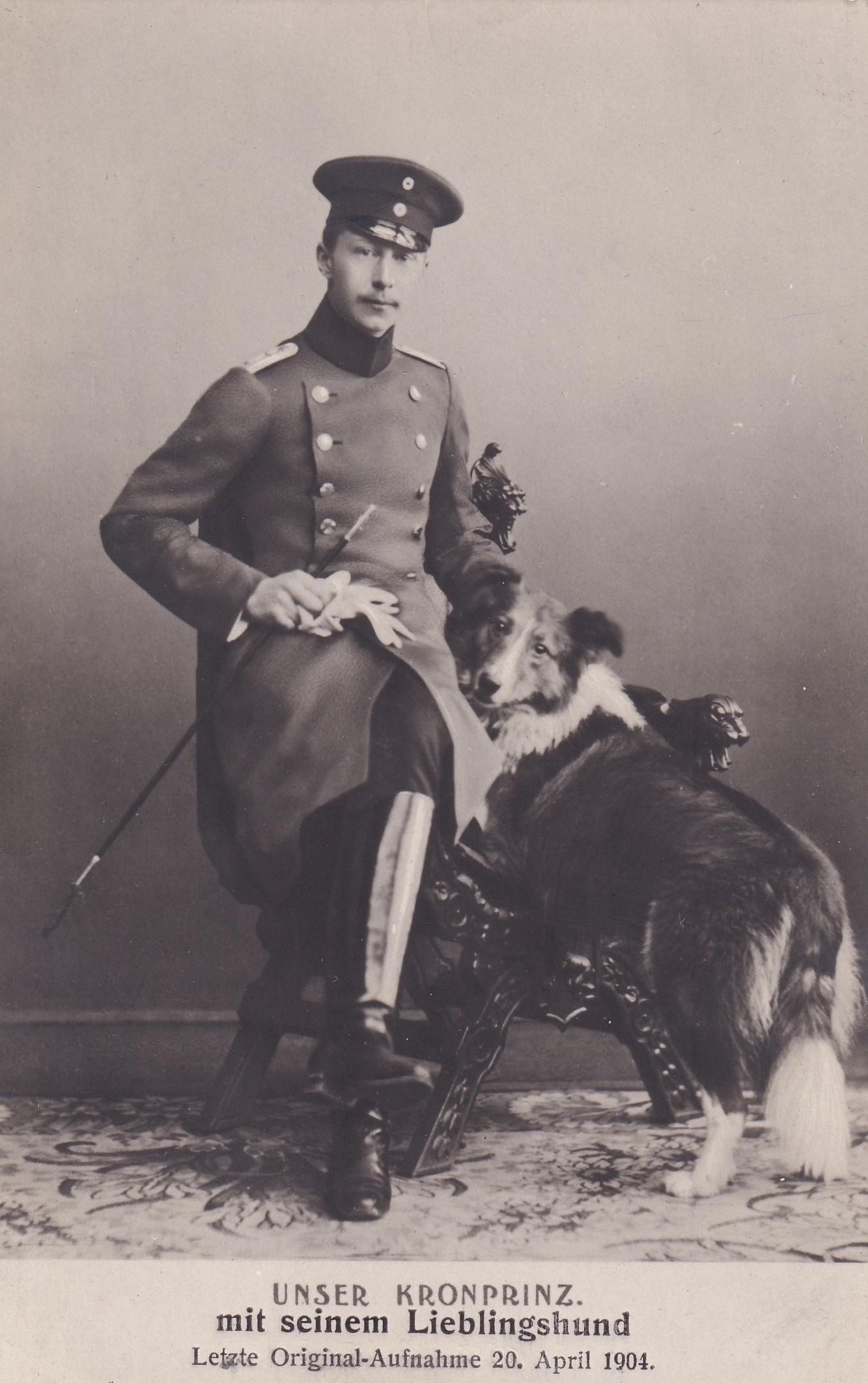 Bildpostkarte mit Foto des Kronprinzen Wilhelm (1882-1951) mit Hund, 1904 (Schloß Wernigerode GmbH RR-F)