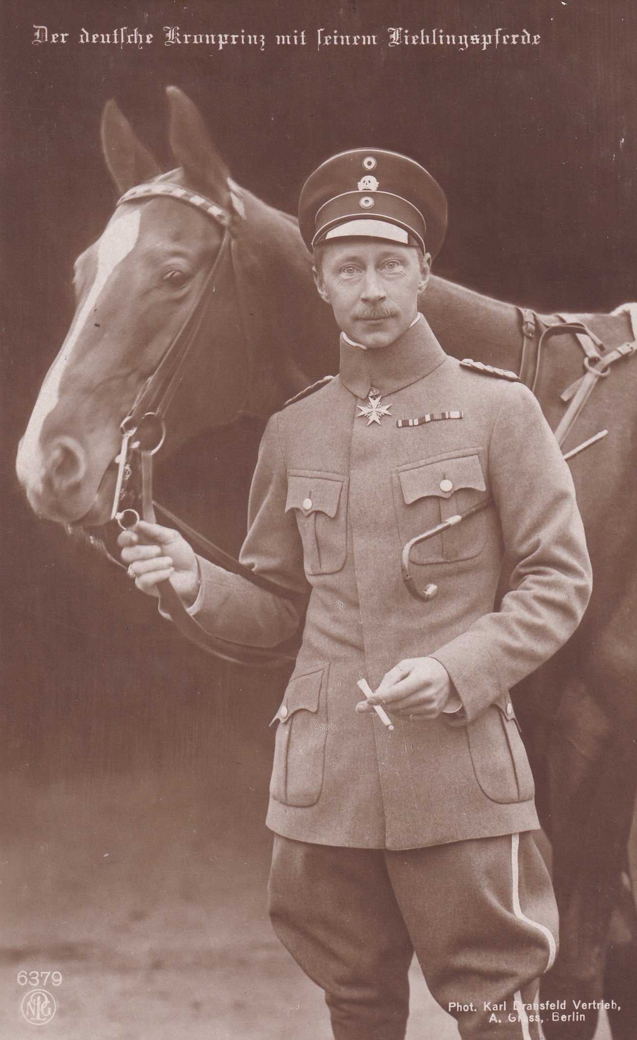 Bildpostkarte mit Foto des Kronprinzen Wilhelm (1882-1951) mit Pferd, 1917 (Schloß Wernigerode GmbH RR-F)