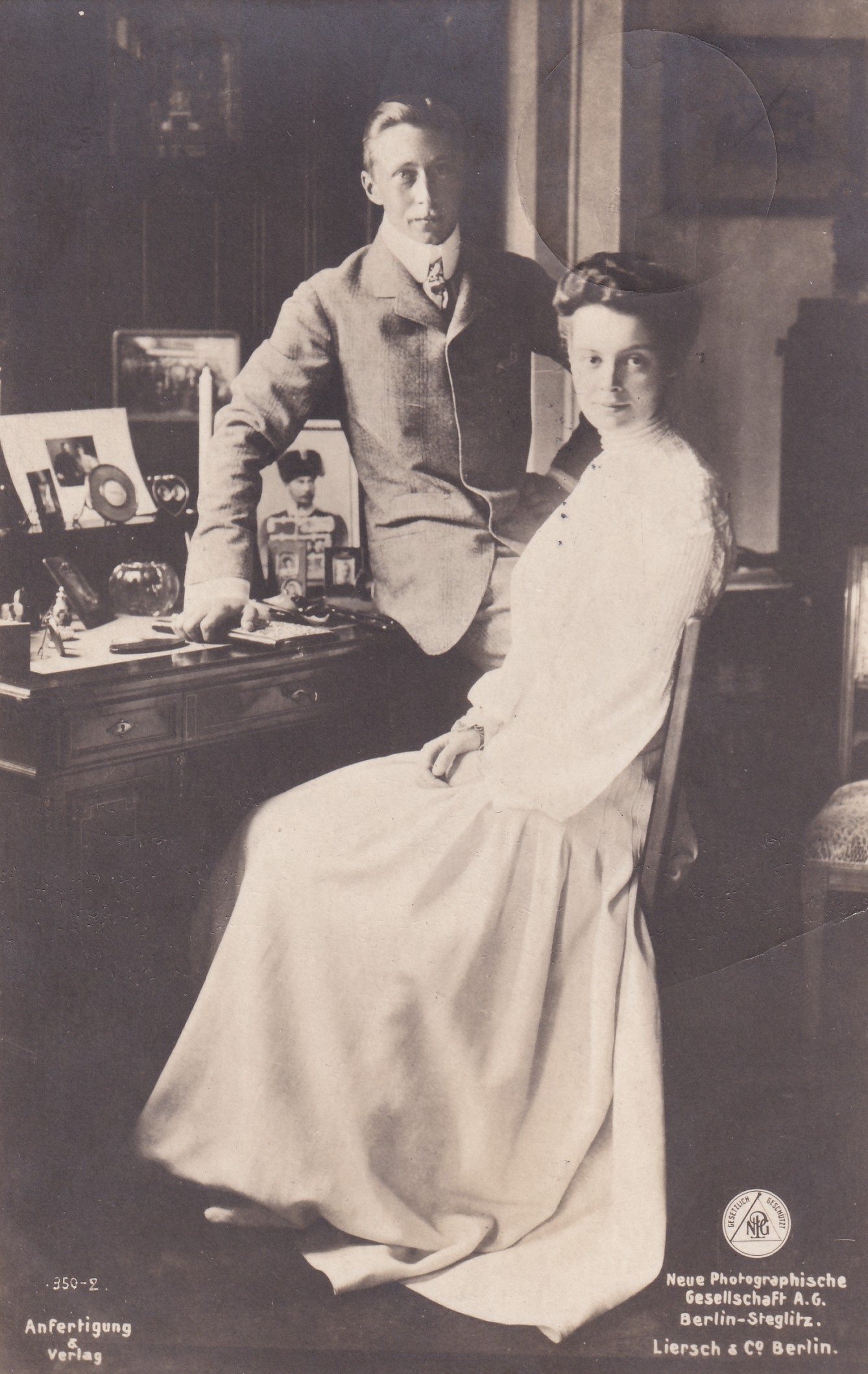 Bildpostkarte mit Foto des Kronprinzenpaares Wilhelm und Cecilie bei seiner Verlobung, 1904 (Schloß Wernigerode GmbH RR-F)