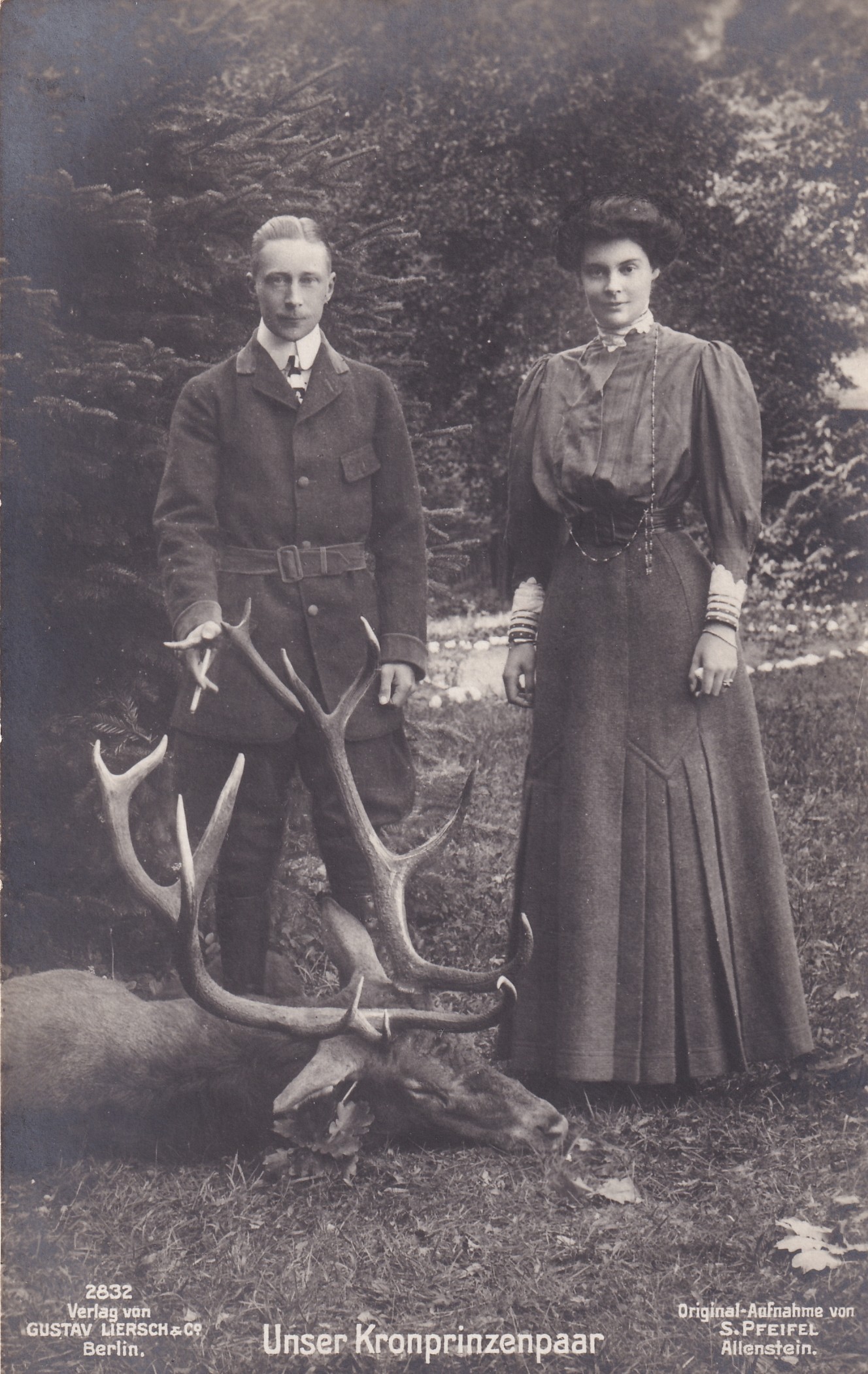 Bildpostkarte mit Foto des Kronprinzenpaares Wilhelm und Cecilie nach der Jagd, 1910 (Schloß Wernigerode GmbH RR-F)