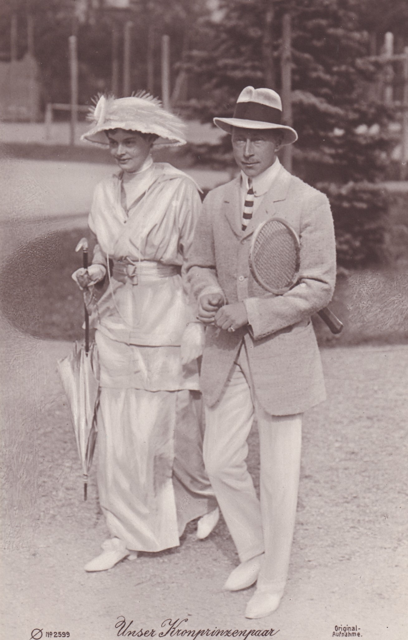 Bildpostkarte mit Foto des Kronprinzenpaares Wilhelm und Cecilie am Tennisplatz, 1914 (Schloß Wernigerode GmbH RR-F)