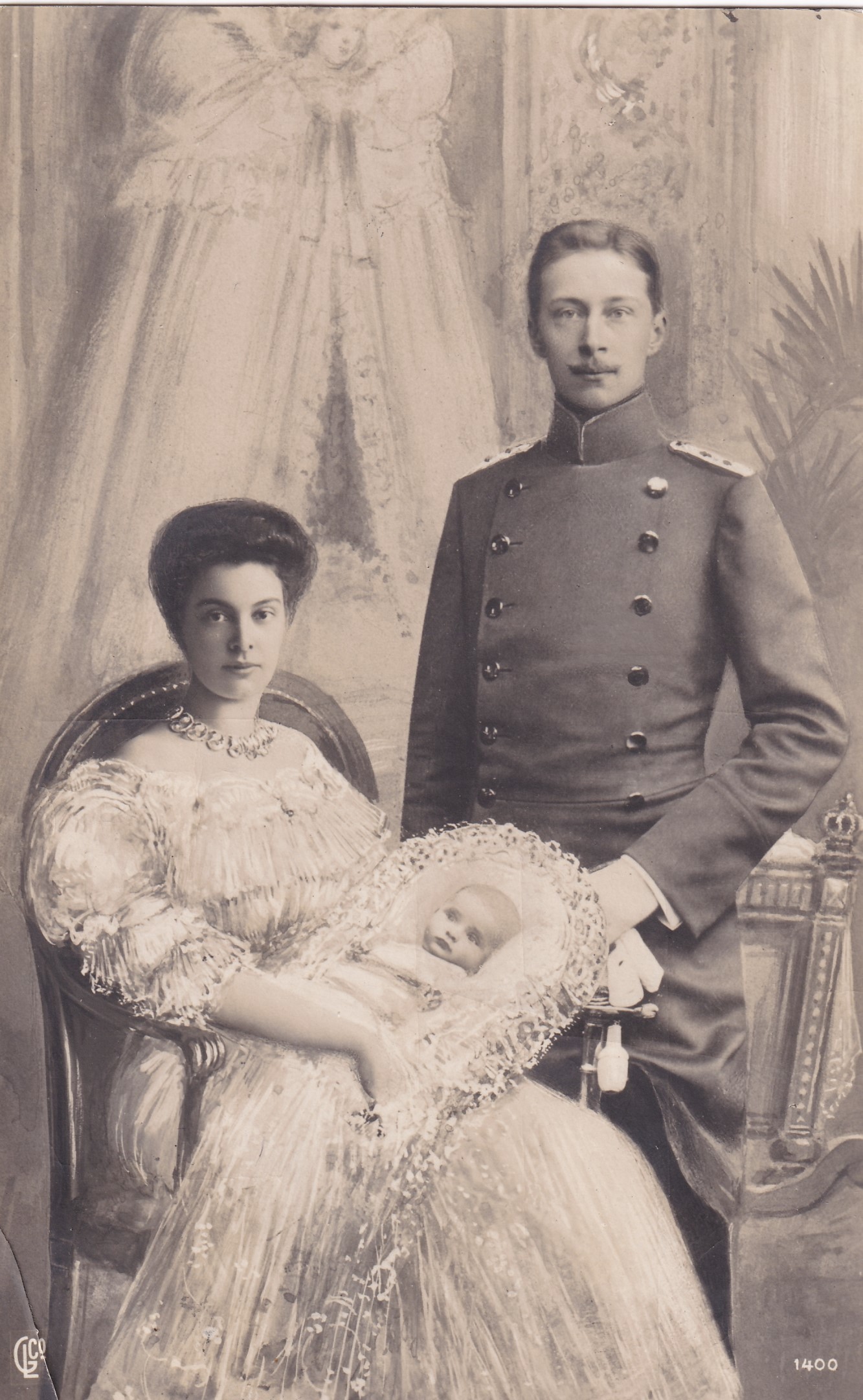 Bildpostkarte mit einer Fotomontage des Kronprinzenpaares Wilhelm und Cecilie mit ihrem ältesten Sohn, 1906 (Schloß Wernigerode GmbH RR-F)
