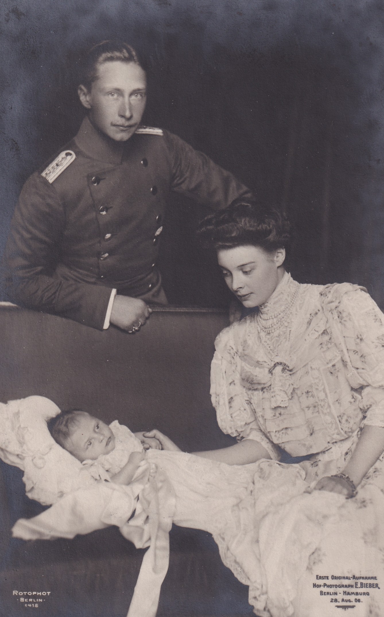 Bildpostkarte mit einem Foto des Kronprinzenpaares Wilhelm und Cecilie mit ihrem ältesten Sohn, 1906 (Schloß Wernigerode GmbH RR-F)