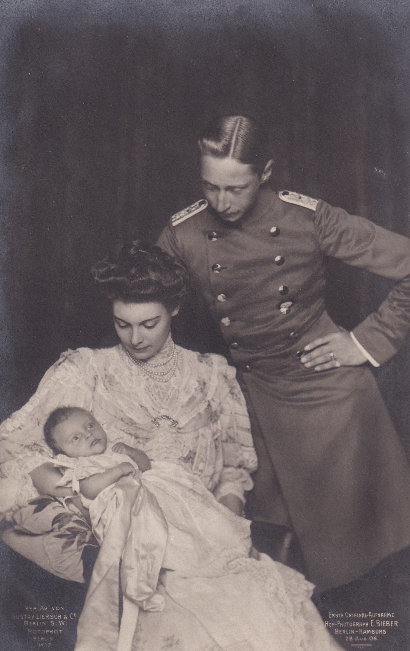 Bildpostkarte mit einem Foto des Kronprinzenpaares Wilhelm und Cecilie mit seinem ältesten Sohn, 1906 (Schloß Wernigerode GmbH RR-F)
