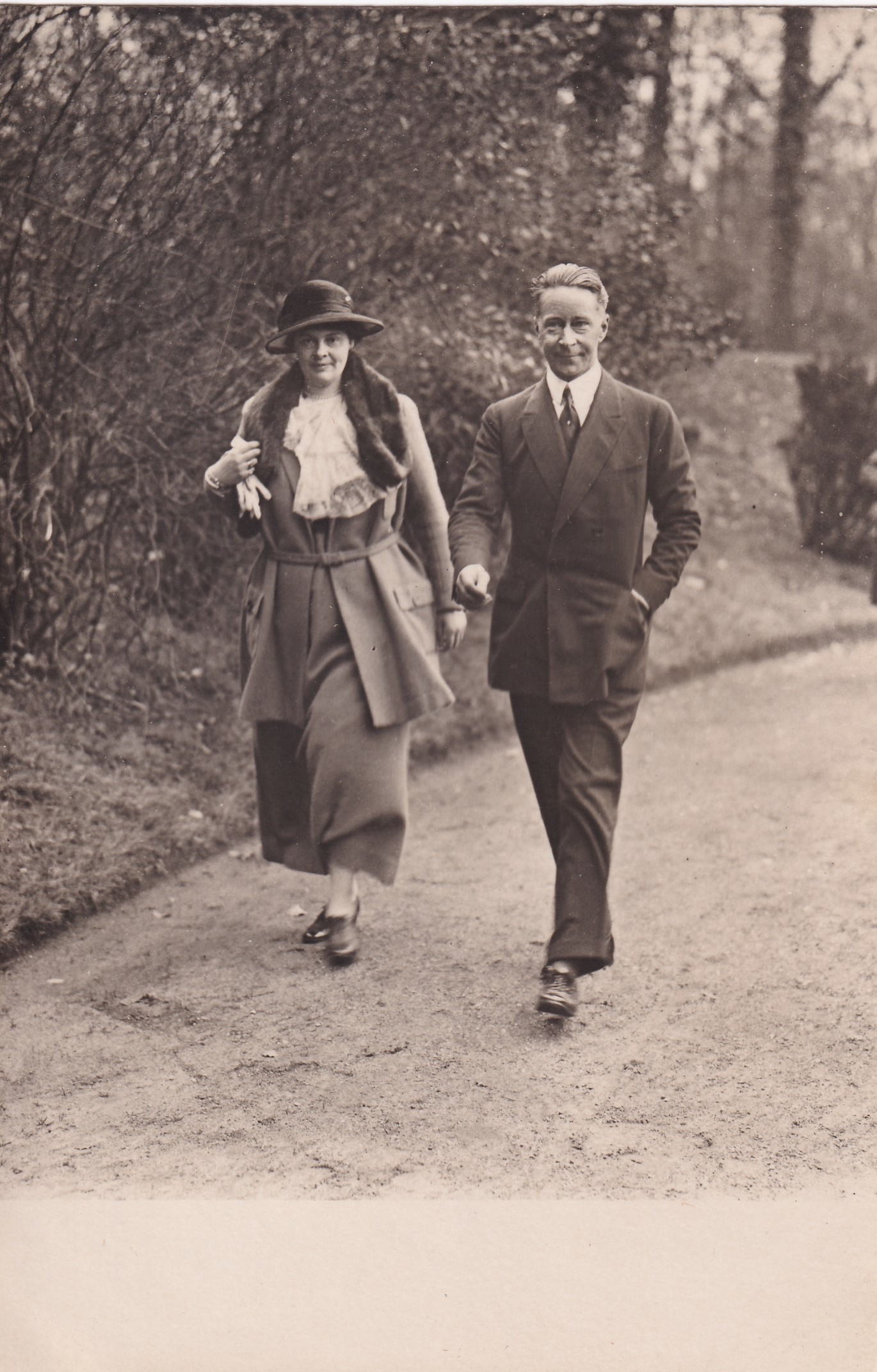Bildpostkarte mit Foto des Kronprinzenpaares Wilhelm und Cecilie im Park von Schloss Oels, 1923 (Schloß Wernigerode GmbH RR-F)
