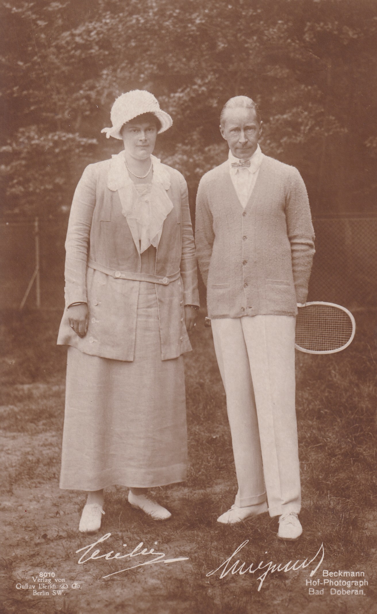 Bildpostkarte mit Foto des Kronprinzenpaares Wilhelm und Cecilie beim Tennis, Bad Doberan 1924. (Schloß Wernigerode GmbH RR-F)