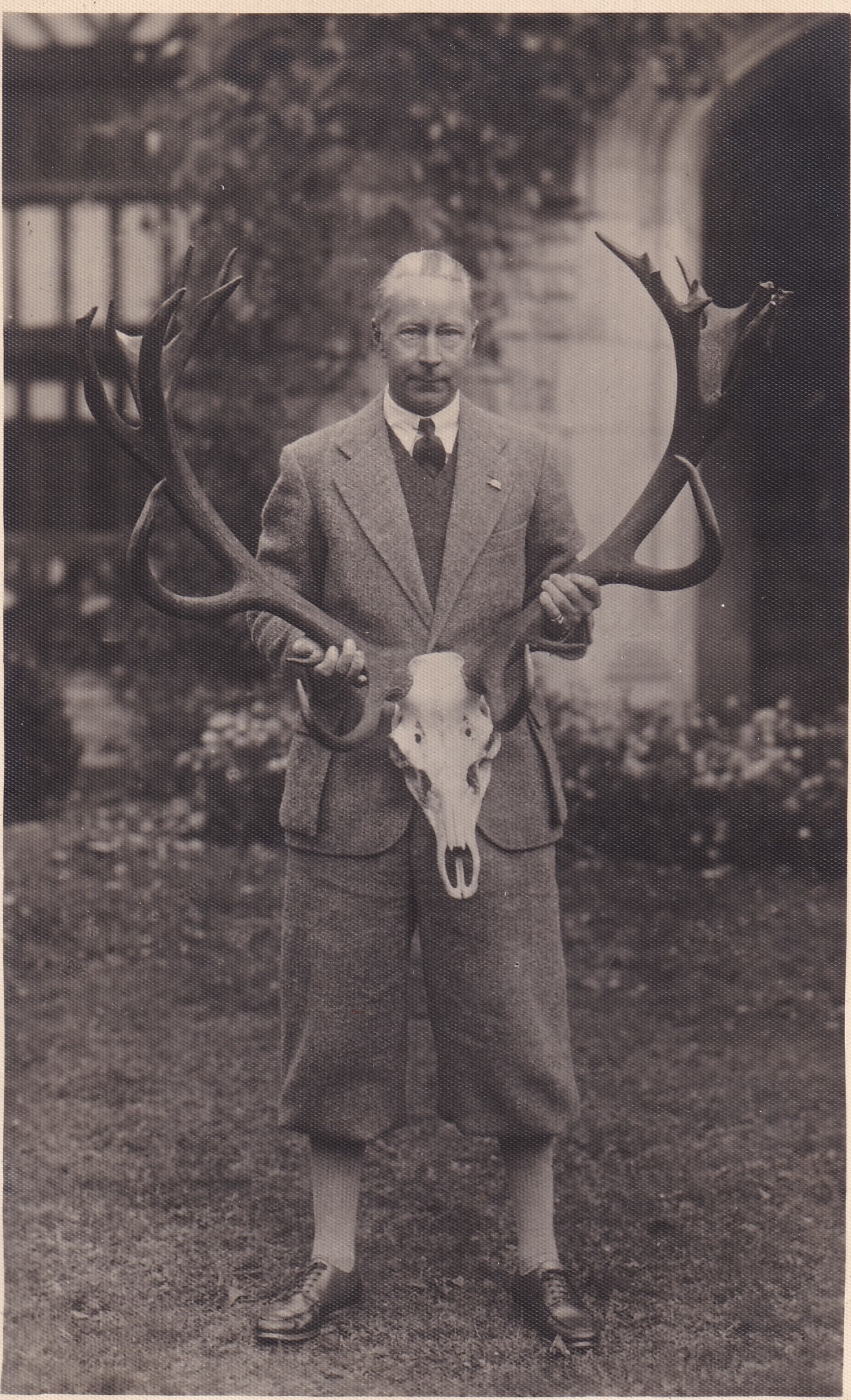 Bildpostkarte mit Foto des ehemaligen Kronprinzen Wilhelm mit Hirschgeweih, 1932 (Schloß Wernigerode GmbH RR-F)