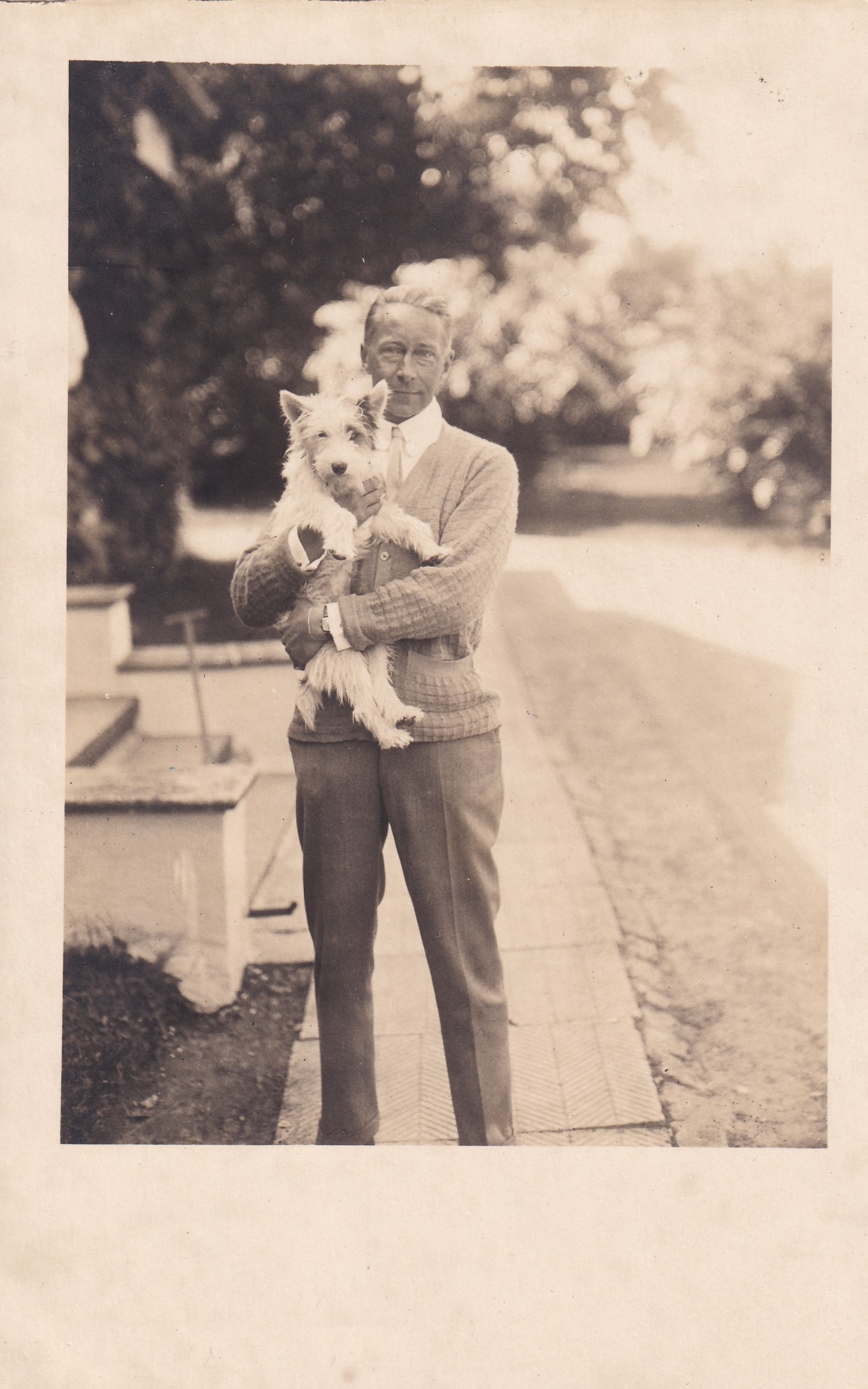 Bildpostkarte mit Foto des ehemaligen Kronprinzen Wilhelm mit Hund, Heiligendamm 1924 (Schloß Wernigerode GmbH RR-F)