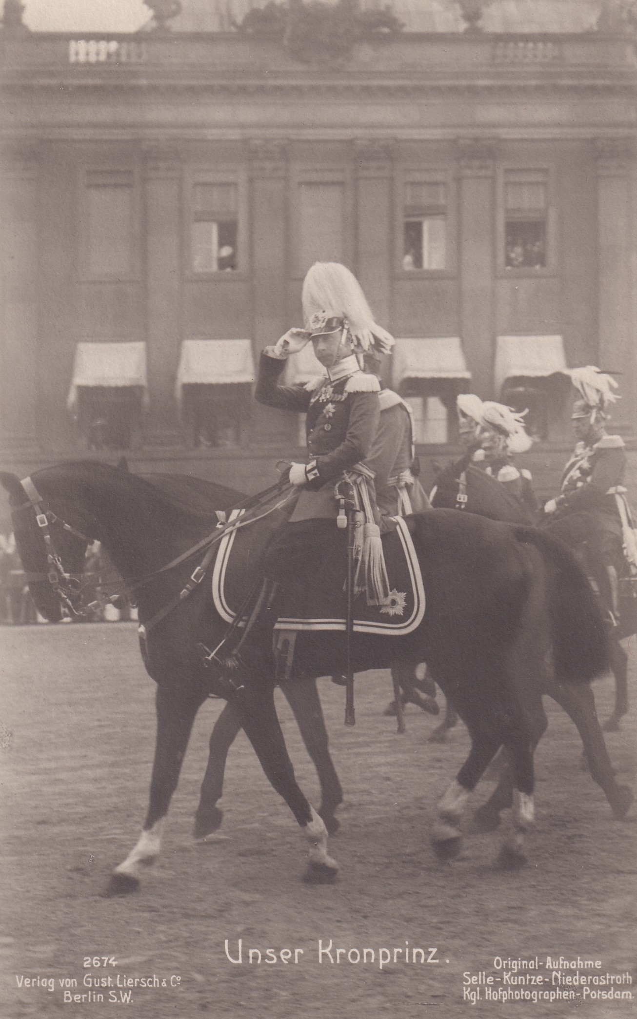 Bildpostkarte mit Foto des Kronprinzen Wilhelm zu Pferd bei einer Parade in Potsdam, 1910 (Schloß Wernigerode GmbH RR-F)