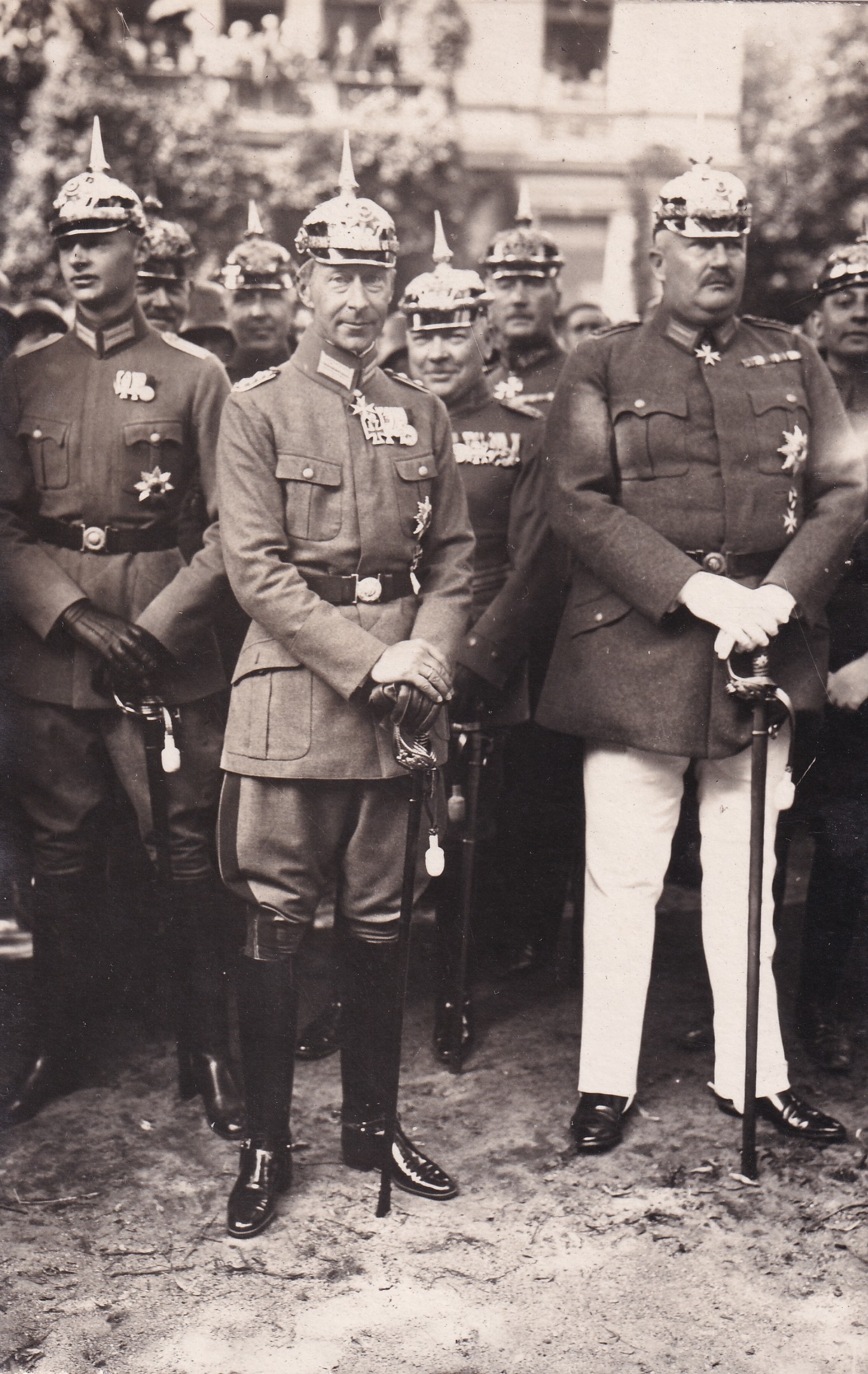 Bildpostkarte mit Foto des Kronprinzen Wilhelm und weiteren Militärs, um 1925 (Schloß Wernigerode GmbH RR-F)