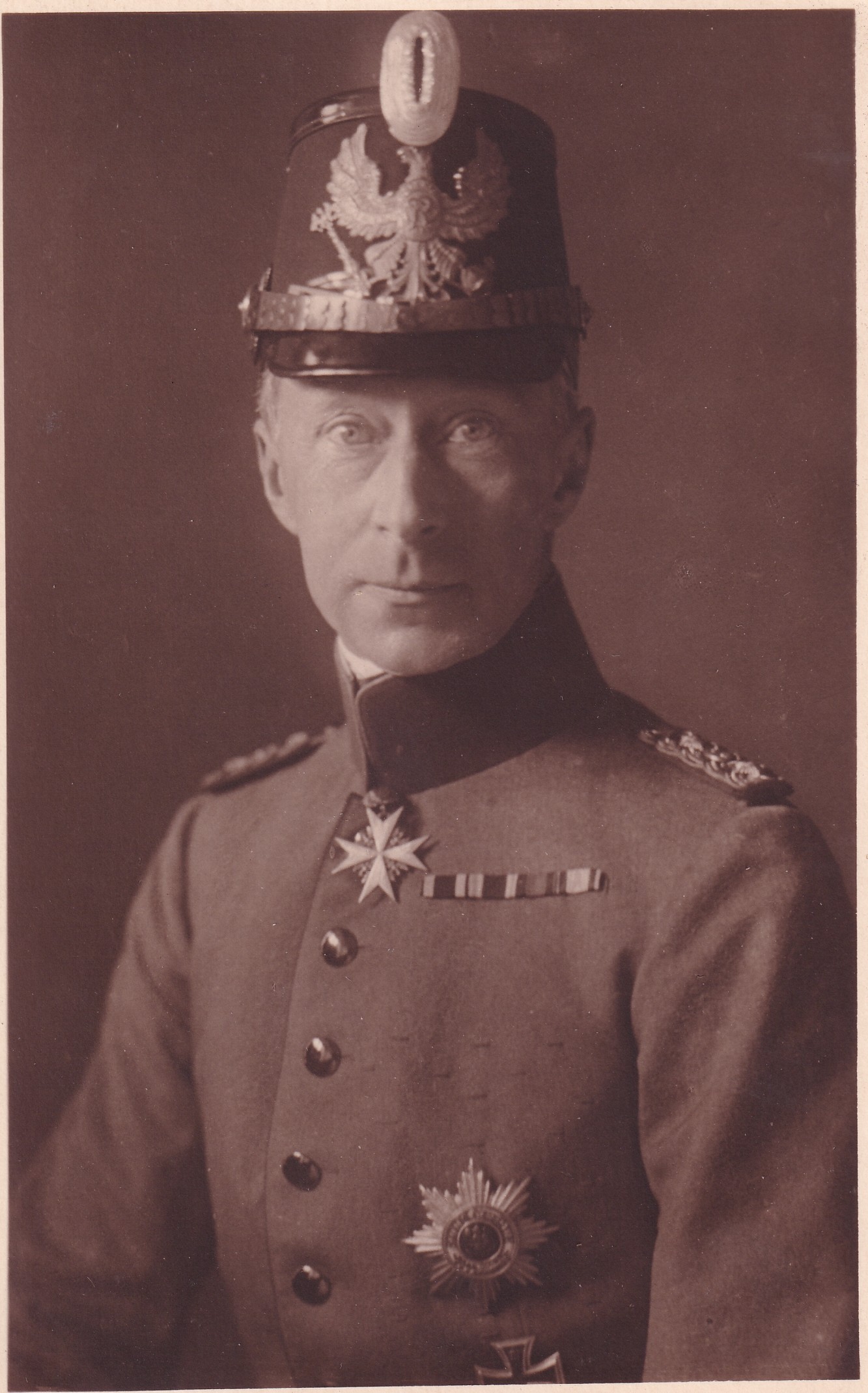 Bildpostkarte mit Foto des ehemaligen Kronprinzen Wilhelm in Uniform, 1932 (?) (Schloß Wernigerode GmbH RR-F)