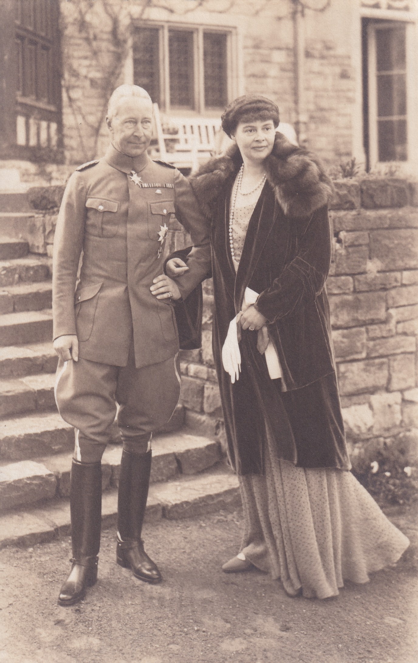 Bildpostkarte mit Foto des ehemaligen Kronprinzen Wilhelm mit seiner Frau Cecilie an seinem 50. Geburtstag, 6. Mai 1932 (Schloß Wernigerode GmbH RR-F)