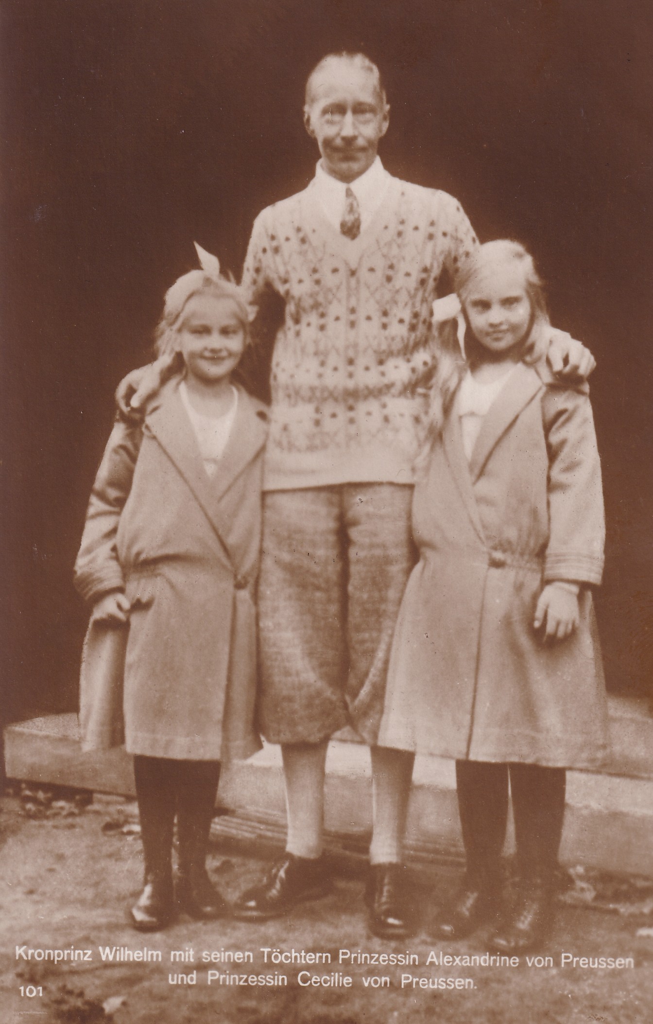 Bildpostkarte mit Foto des ehemaligen Kronprinzen Wilhelm mit seinen Töchtern Alexandrine und Cecilie, 1926 (Schloß Wernigerode GmbH RR-F)