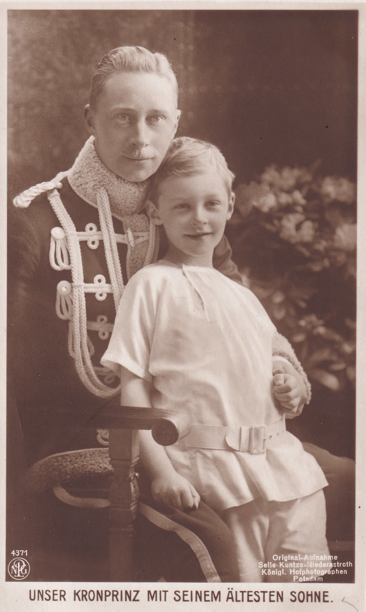 Bildpostkarte mit einem Foto des Kronprinzen Wilhelm mit seinem ältesten Sohn, 1912 (Schloß Wernigerode GmbH RR-F)