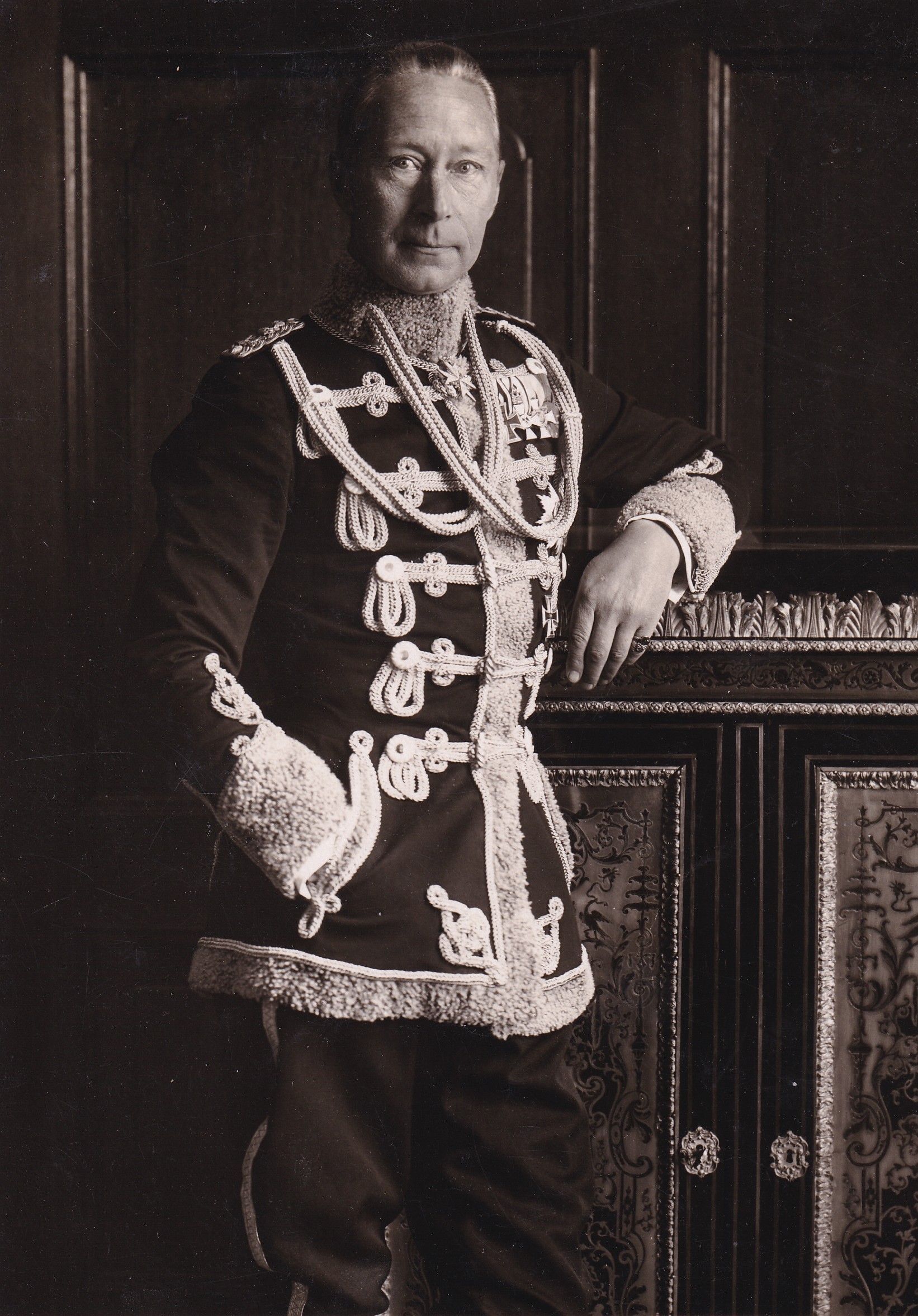 Abzug eines Fotos mit dem ehemaligen Kronprinzen Wilhelm in Husarenuniform, um 1930 (Schloß Wernigerode GmbH RR-F)