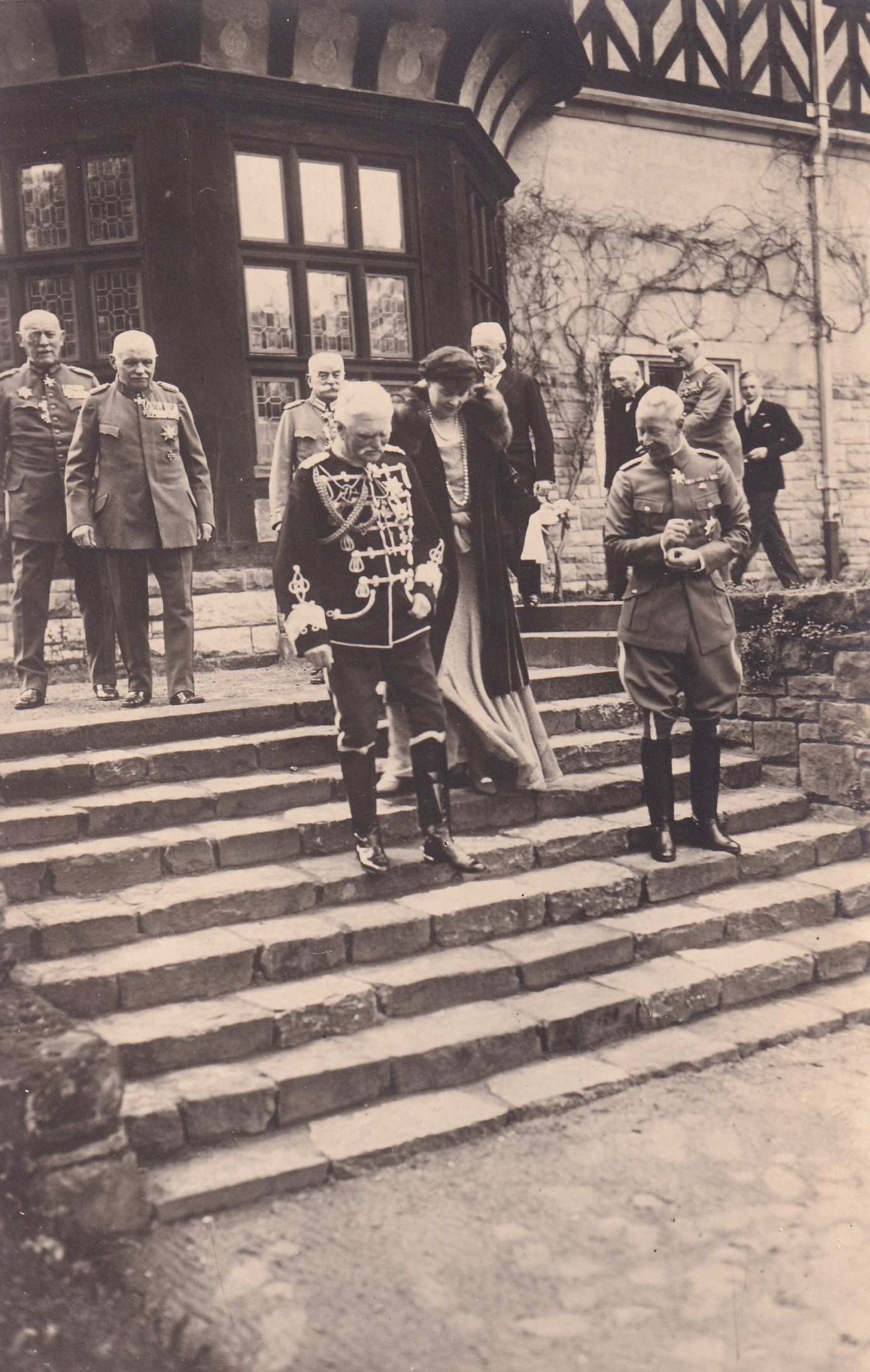Bildpostkarte mit Foto des ehemaligen Kronprinzenpaares Wilhelm und Cecilie mit Gästen, 6. Mai 1932 (Schloß Wernigerode GmbH RR-F)