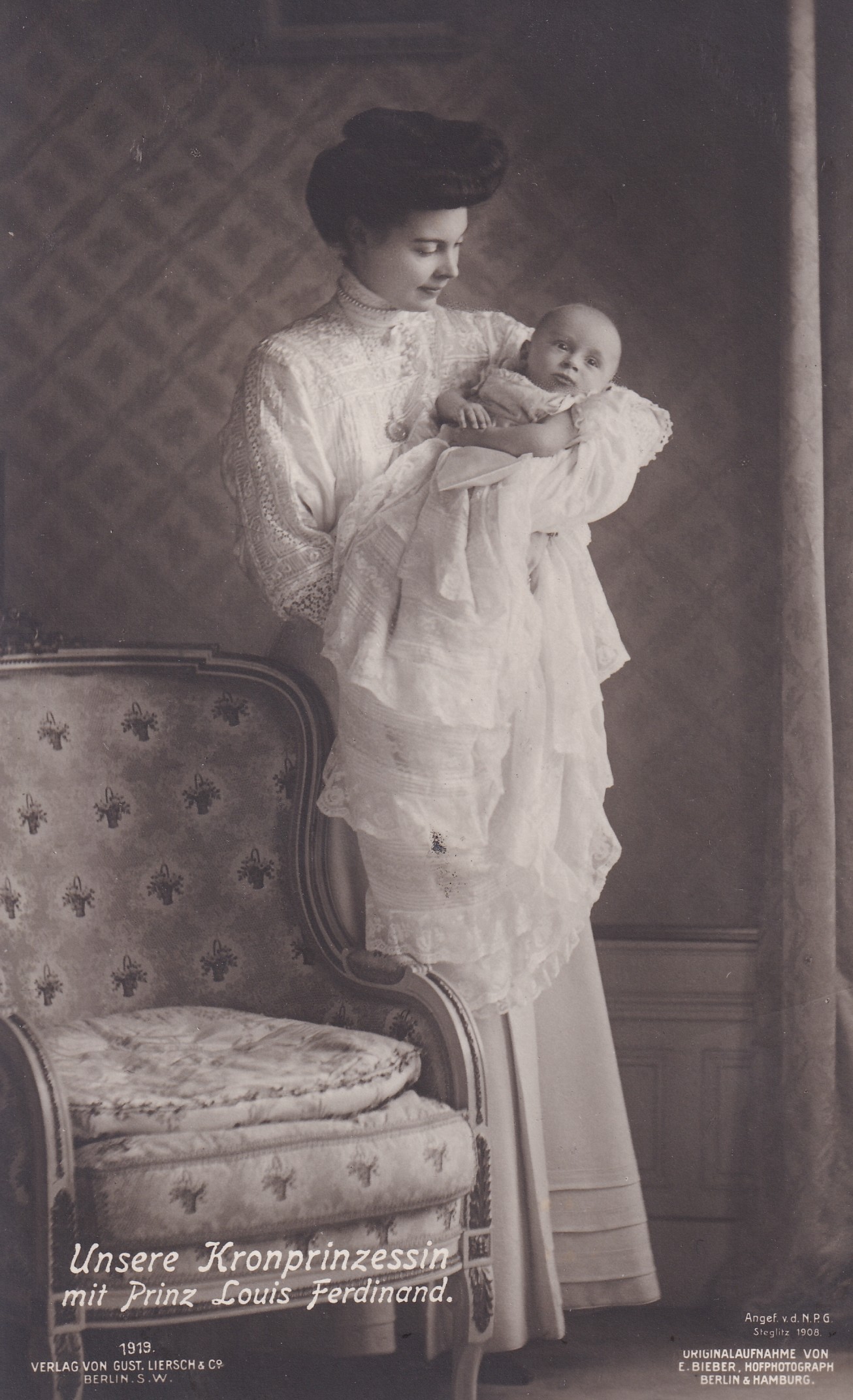 Bildpostkarte mit Foto der Kronprinzessin Cecilie mit ihrem Sohn Louis Ferdinand, 1908 (Schloß Wernigerode GmbH RR-F)