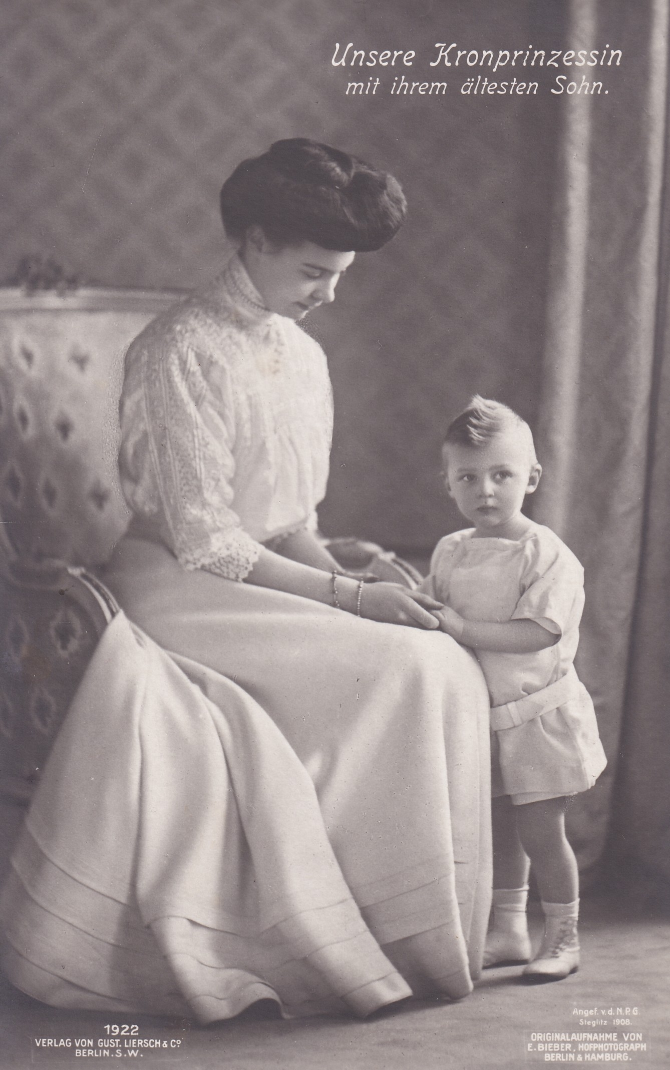 Bildpostkarte mit Foto der Kronprinzessin Cecilie mit ihrem ältesten Sohn Wilhelm, 1908. (Schloß Wernigerode GmbH RR-F)