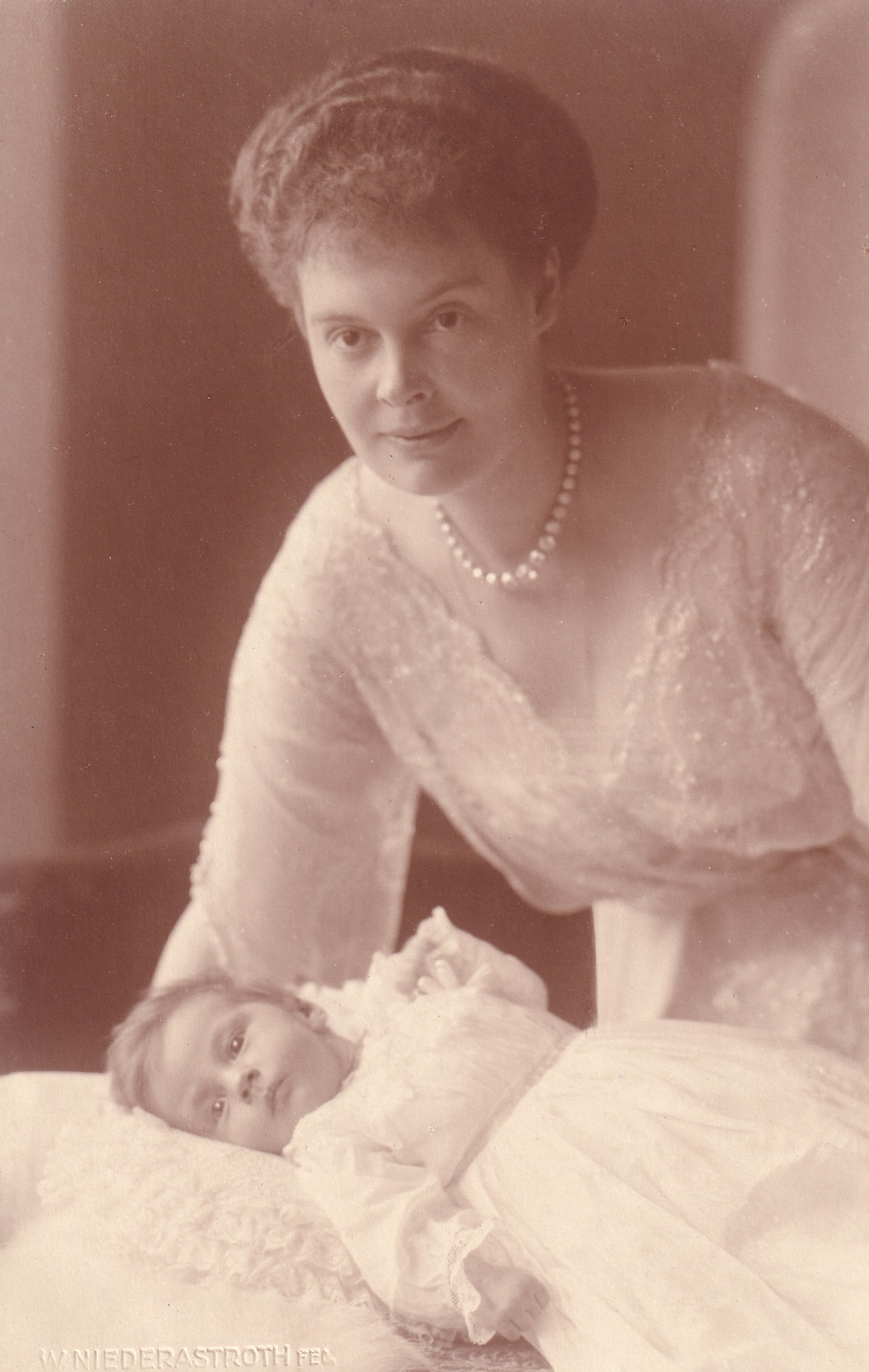 Bildpostkarte mit Foto der Kronprinzessin Cecilie mit ihrer Tochter Cecilie, 1917 (Schloß Wernigerode GmbH RR-F)