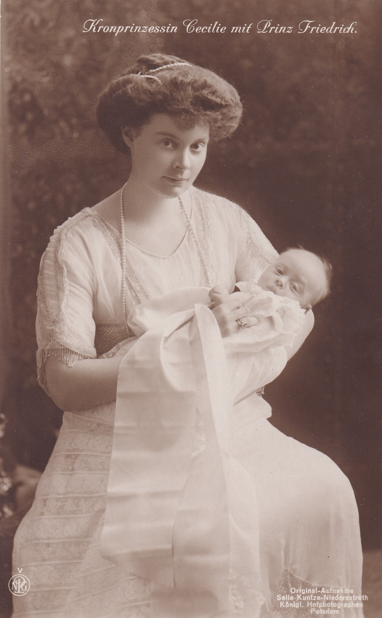 Bildpostkarte mit Foto der Kronprinzessin Cecilie mit ihrem Sohn Friedrich, 1912 (Schloß Wernigerode GmbH RR-F)