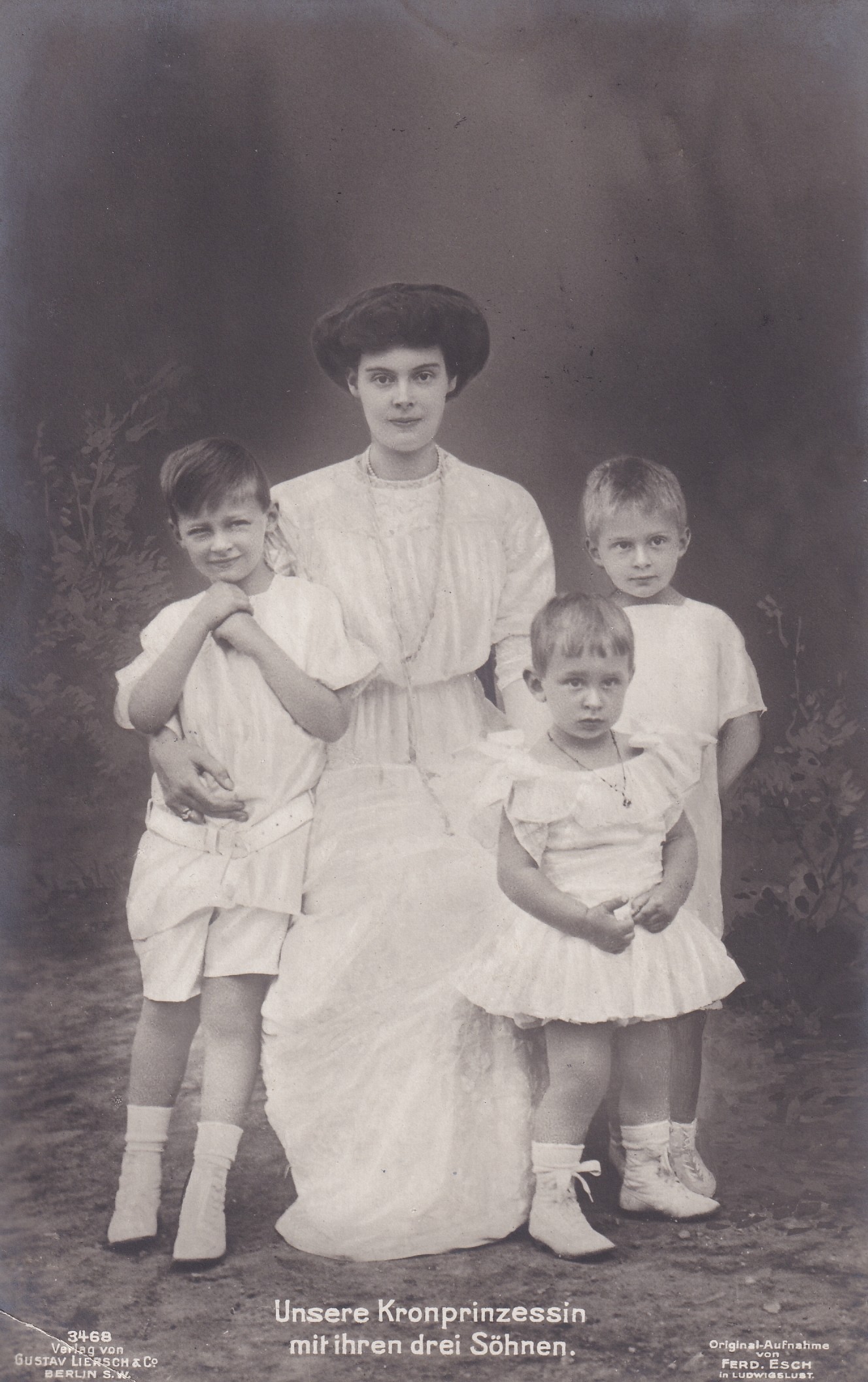 Bildpostkarte mit Fot der Kronprinzessin Cecilie und ihren drei ältesten Söhnen, 1911 (Schloß Wernigerode GmbH RR-F)