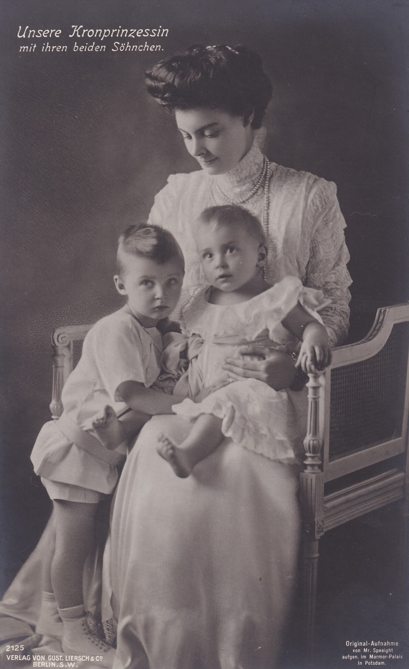 Bildpostkarte mit Foto der Kronprinzessin Cecilie mit ihren beiden ältesten Söhnen, 1909 (Schloß Wernigerode GmbH RR-F)