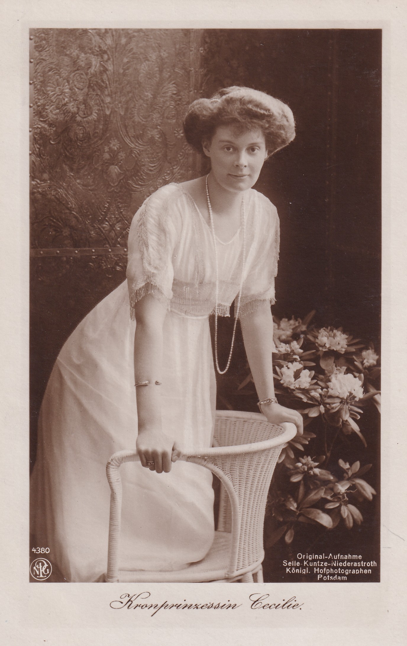 Bildpostkarte mit einem Foto der Kronprinzessin Cecilie, 1912 (Schloß Wernigerode GmbH RR-F)