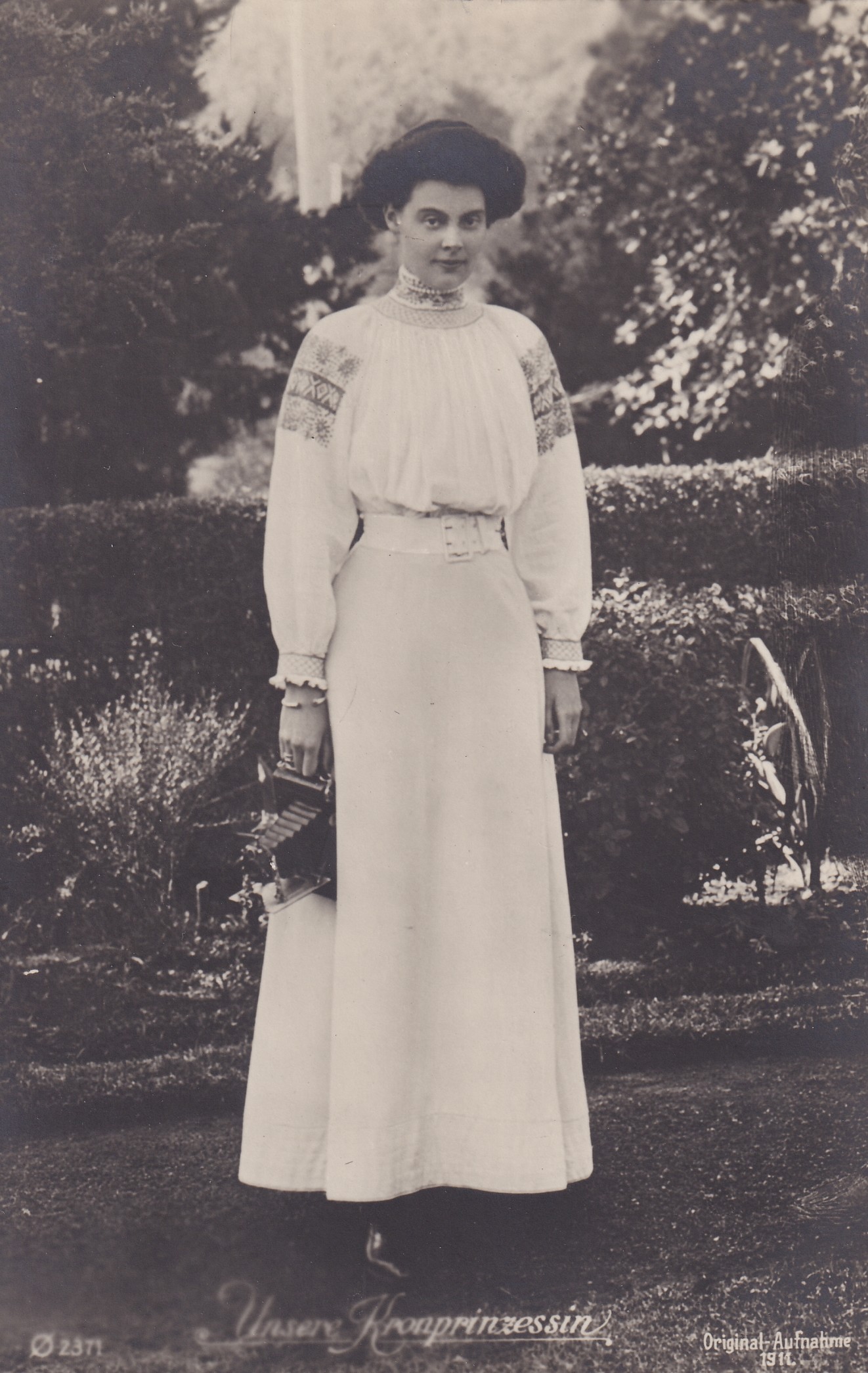 Bildpostkarte mit einem Foto der Kronprinzessin Cecilie im Garten, 1911 (Schloß Wernigerode GmbH RR-F)