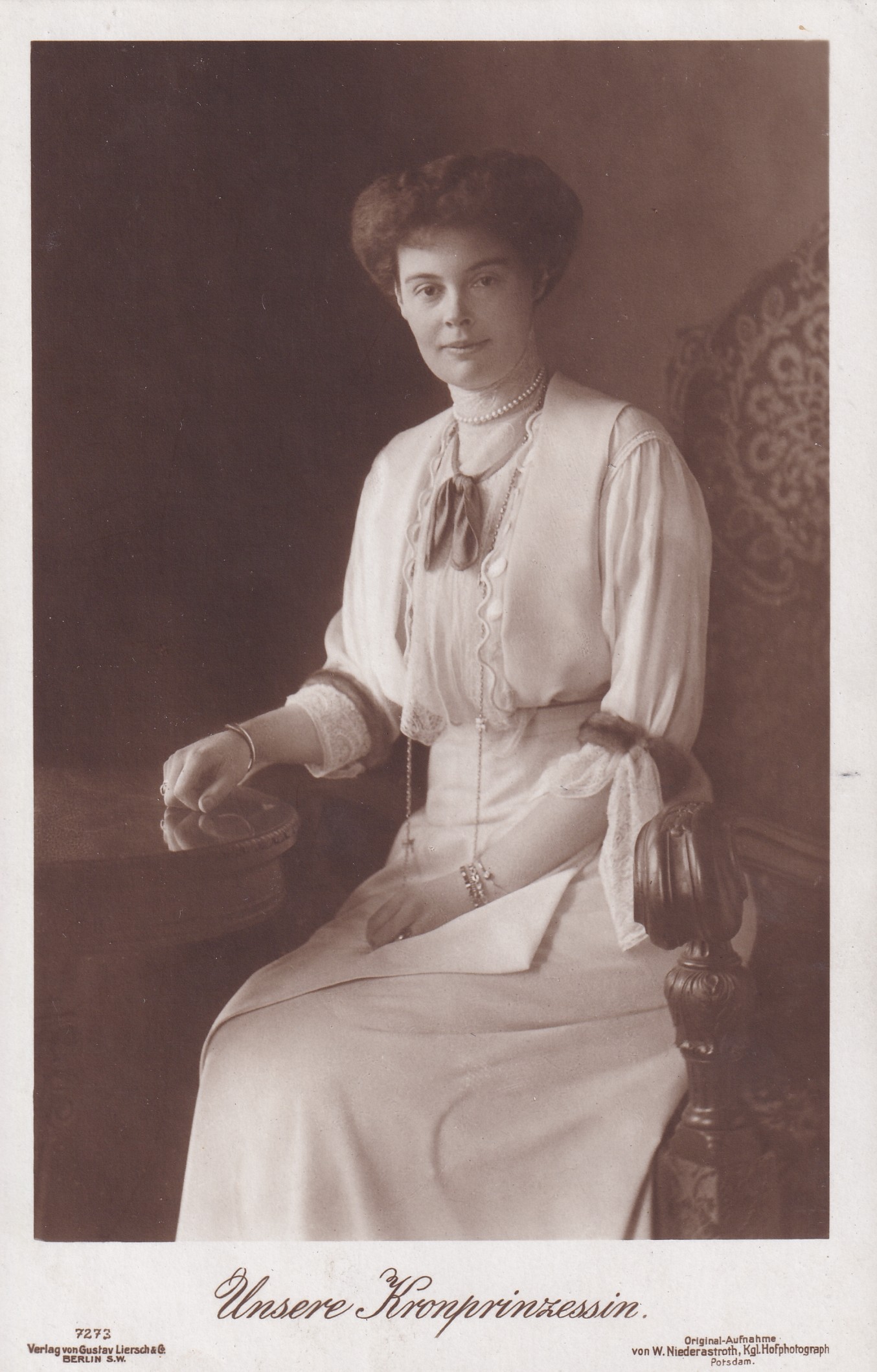 Bildpostkarte mit einem Foto der Kronprinzessin Cecilie, 1913 (Schloß Wernigerode GmbH RR-F)