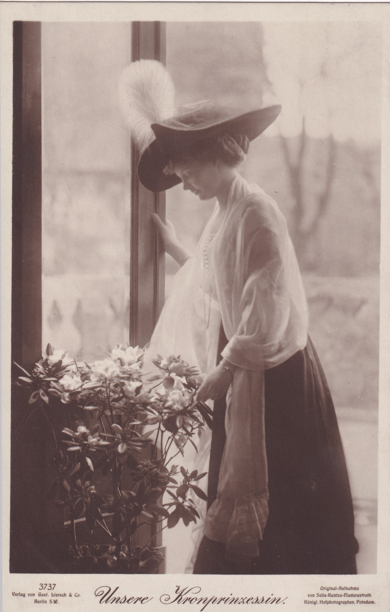 Bildpostkarte mit einem Foto der Kronprinzessin Cecilie, 1912 (Schloß Wernigerode GmbH RR-F)