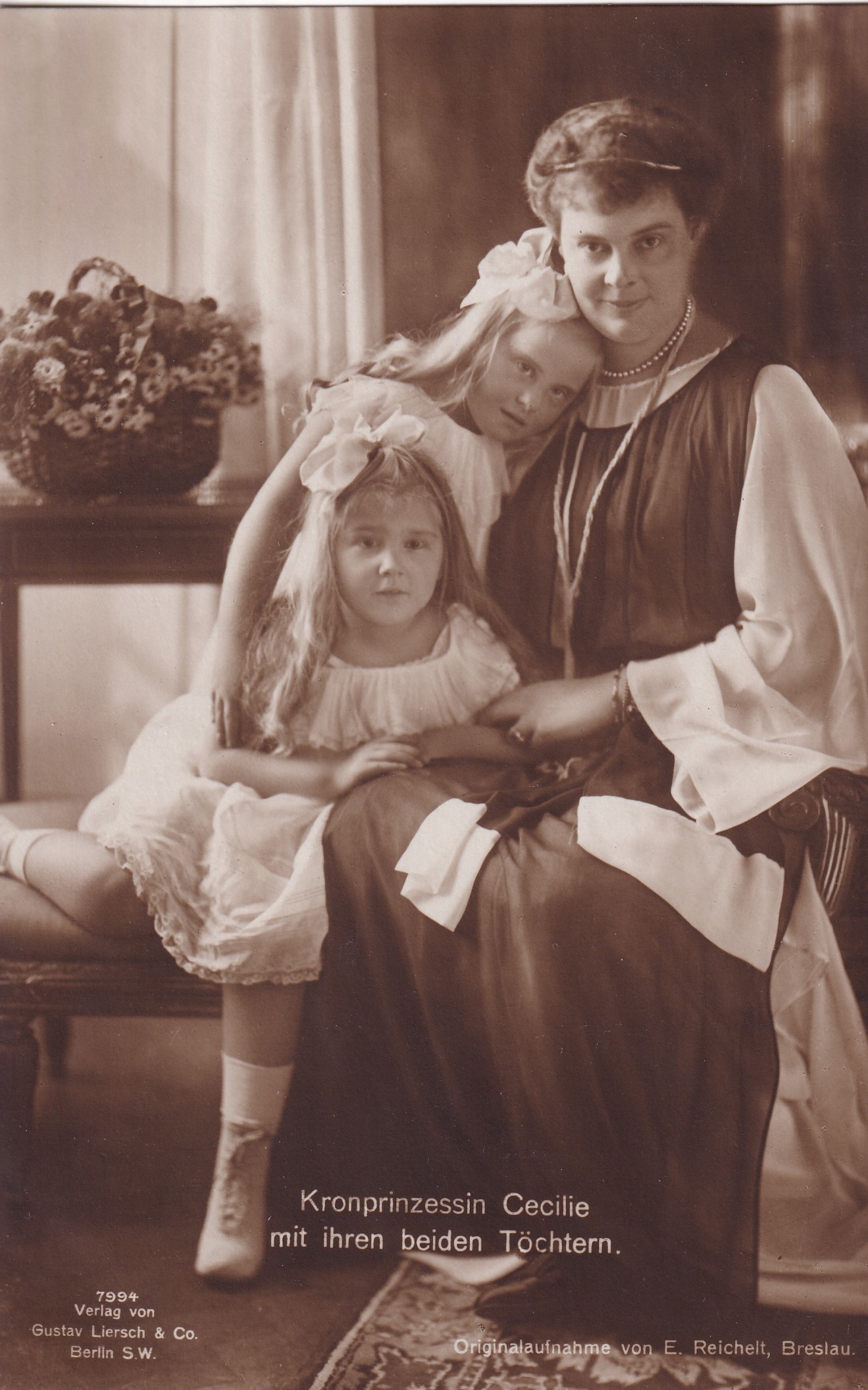 Bildpostkarte mit Foto der ehemaligen Kronprinzessin Cecilie mit ihren beiden Töchtern in Schloss Oels, 1922 (Schloß Wernigerode GmbH RR-F)