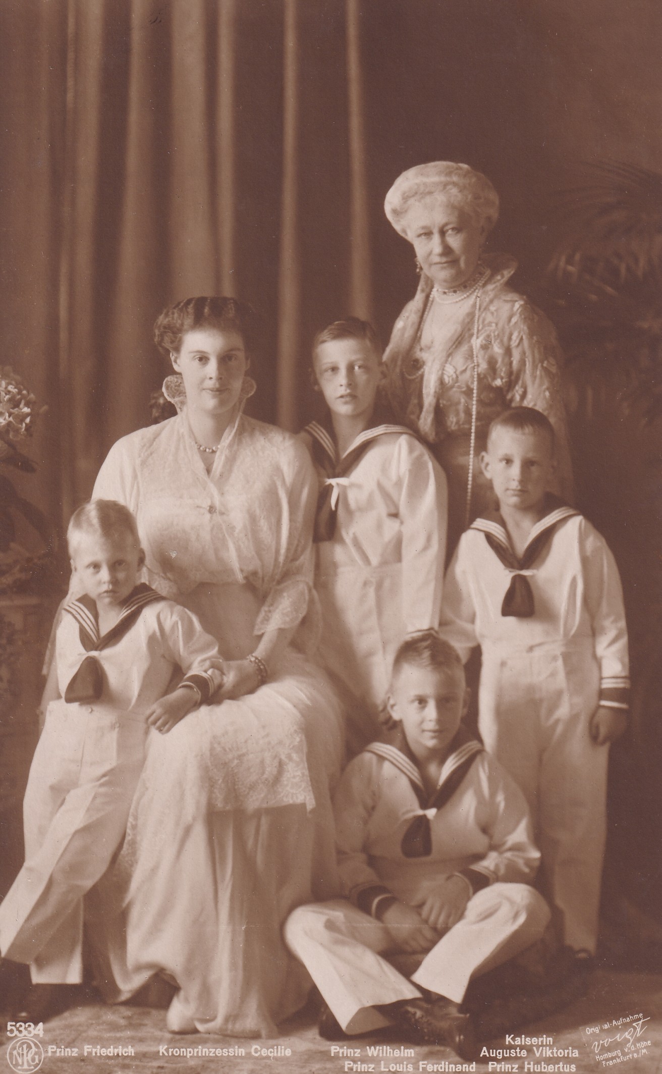 Bildpostkarte mit Foto der Kaiserin Auguste Viktoria mit ihrer Schwiegertochter Cecilie und vier Enkelsöhnen, 1915 (Schloß Wernigerode GmbH RR-F)