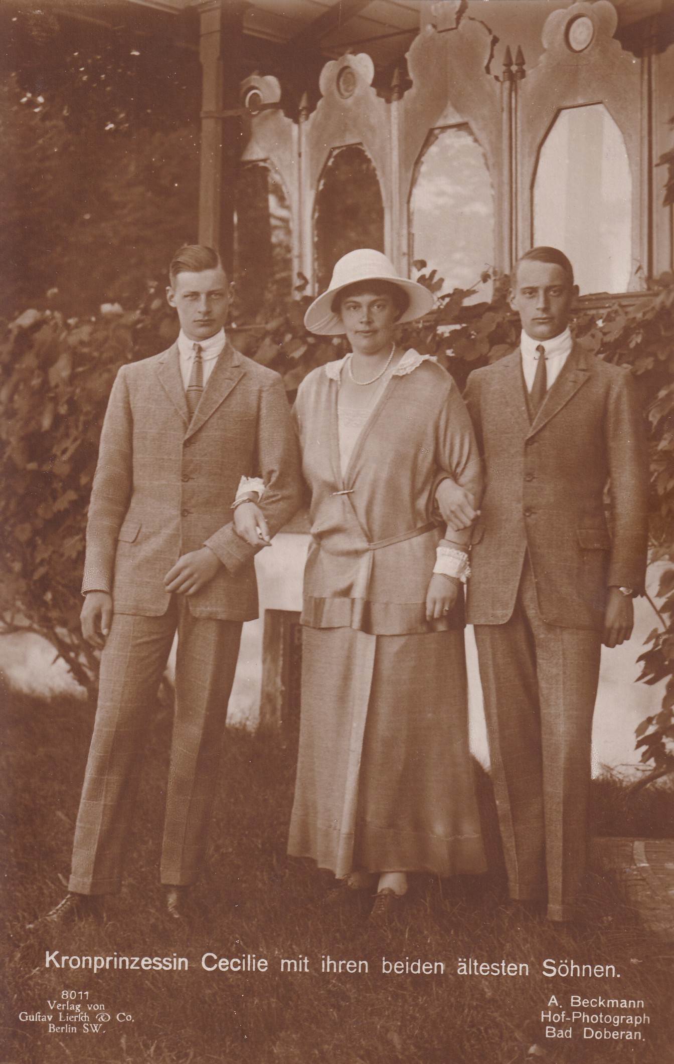 Bildpostkarte mit Foto der ehemaligen Kronprinzessin Cecilie mit ihren beiden ältesten Söhnen, 1924 (Schloß Wernigerode GmbH RR-F)