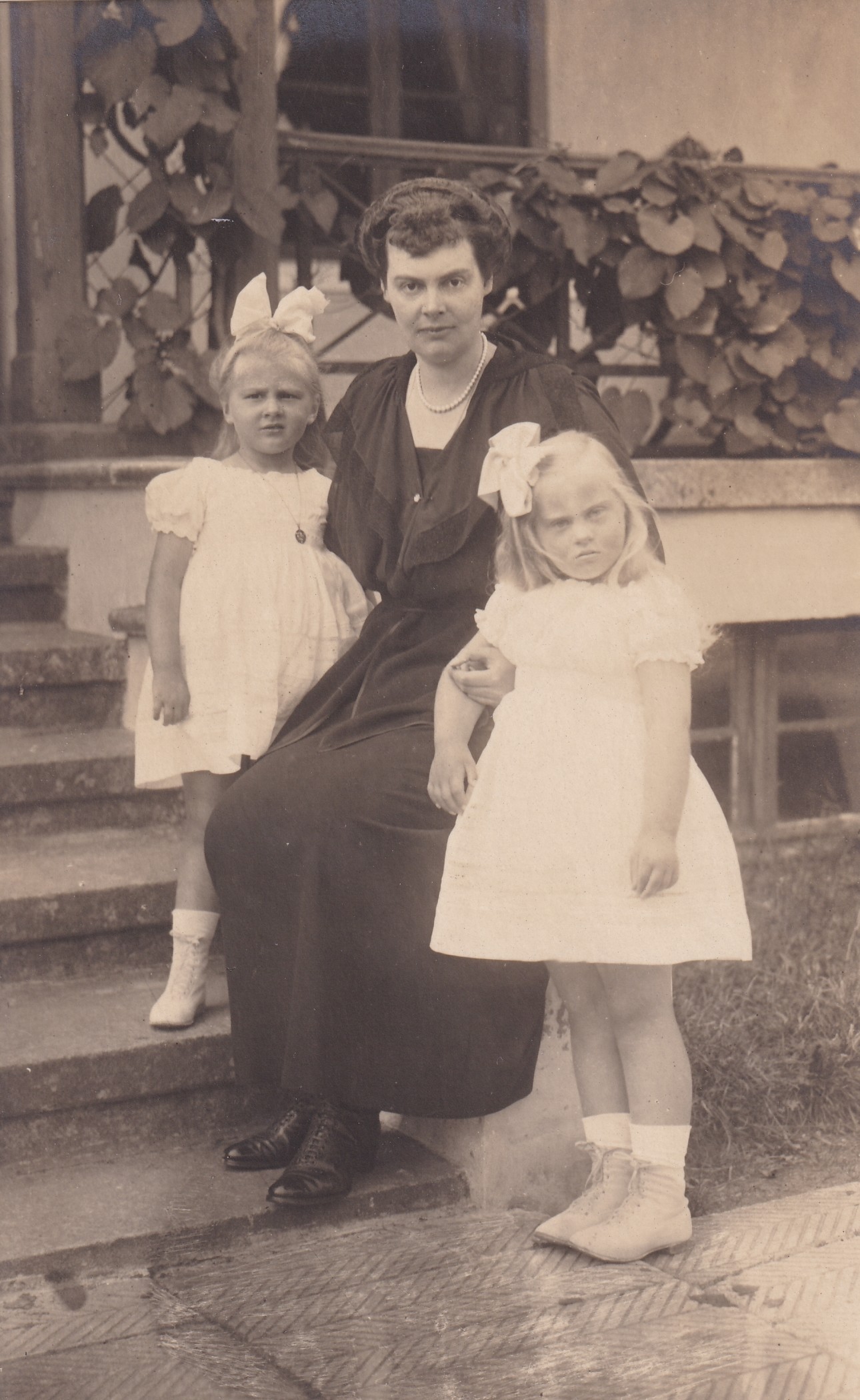 Bildpostkarte mit Foto der ehemaligen Kronprinzessin Cecilie mit ihren Töchtern in Heiligendamm, 1921 (Schloß Wernigerode GmbH RR-F)