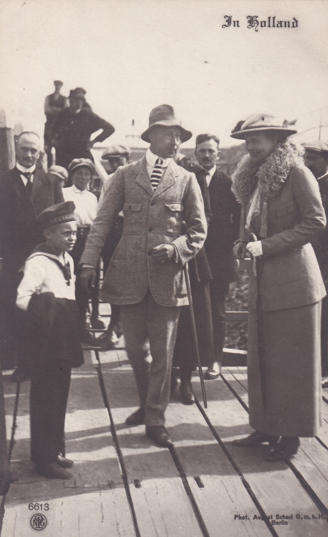 Bildpostkarte mit einem Foto des ehemaligen Kronprinzenpaares Wilhelm und Cecilie mit seinem Sohn Friedrich in Holland, 1920 (Schloß Wernigerode GmbH RR-F)