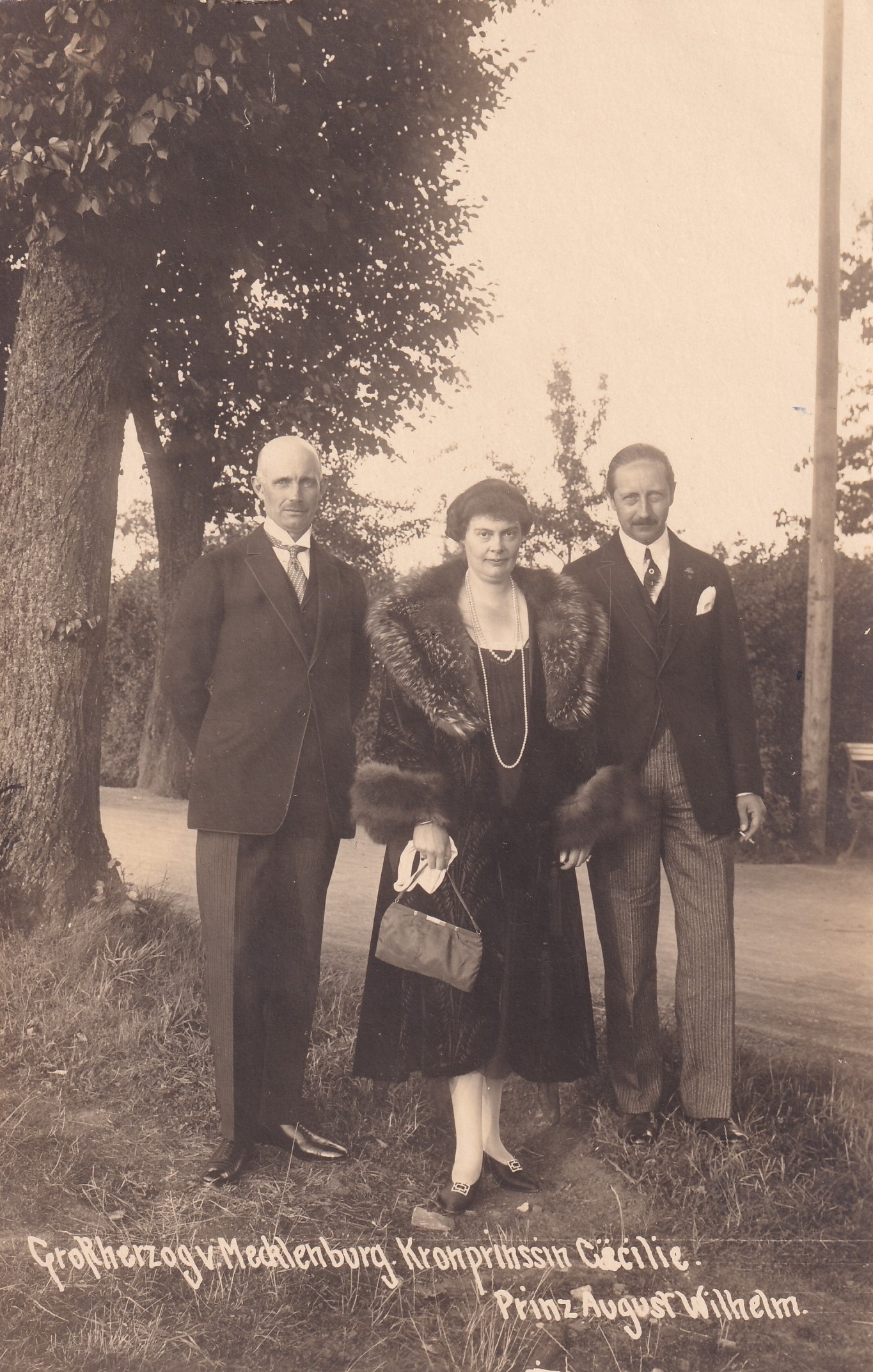 Bildpostkarte mit Foto der ehemaligen Kronprinzessin Cecilie mit Bruder und Schwager in Bayreuth, 1931 (Schloß Wernigerode GmbH RR-F)