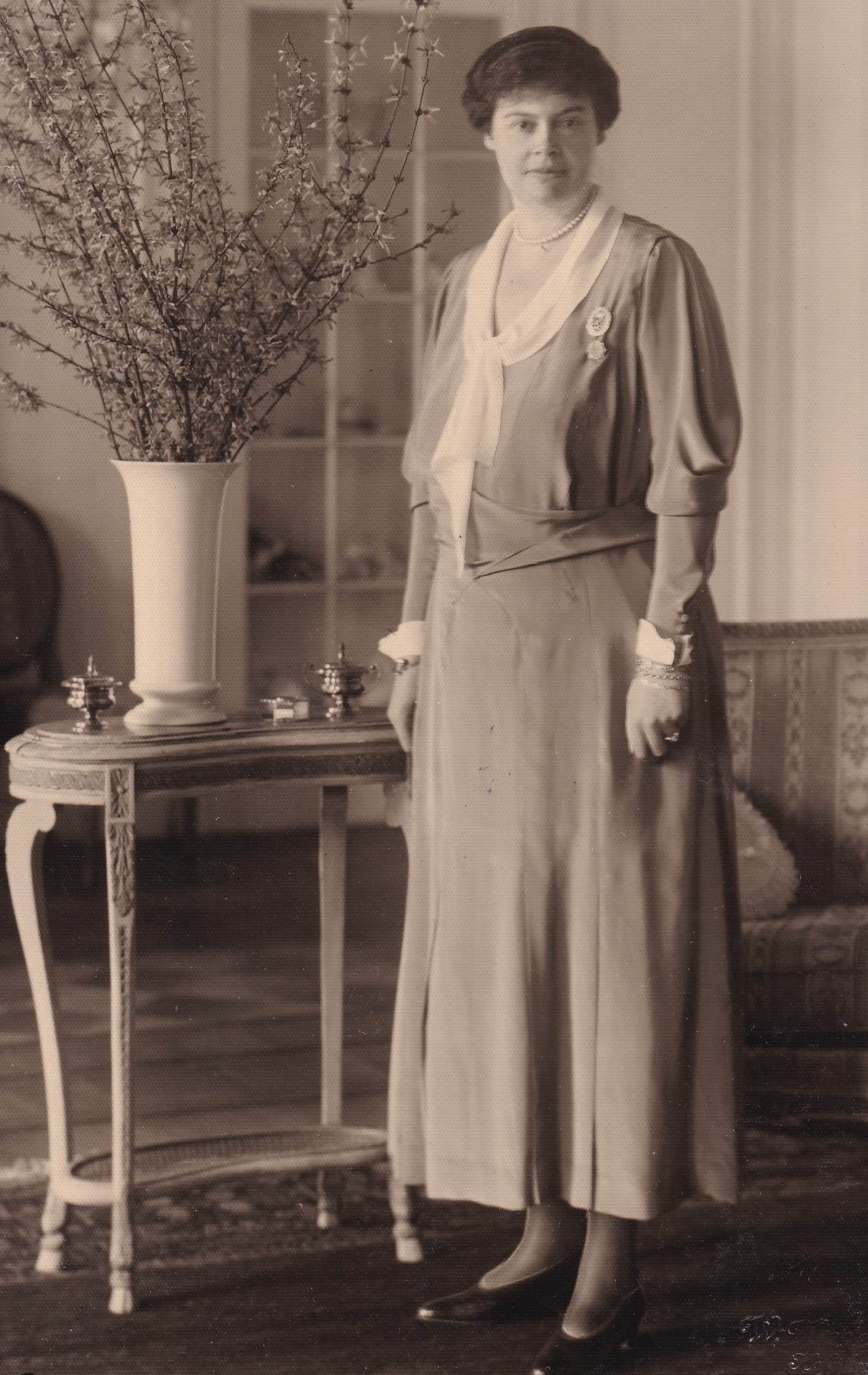 Fotoabzug mit Bildnis der ehemaligen Kronprinzessin Cecilie in Schloss Cecilienhof, 1932 (Schloß Wernigerode GmbH RR-F)