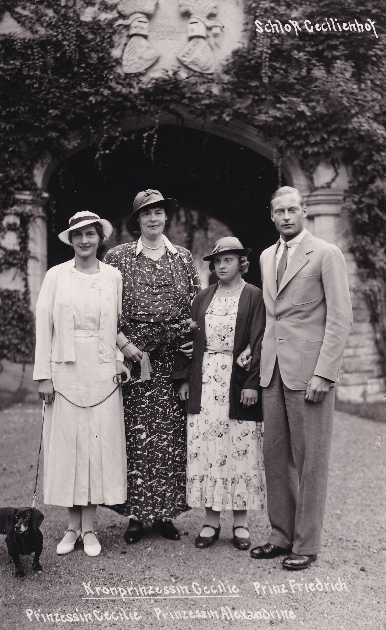 Bildpostkarte mit Foto der ehemaligen Kronprinzessin Cecilie mit drei ihrer Kinder vor Schloss Cecilienhof, 1935 (Schloß Wernigerode GmbH RR-F)