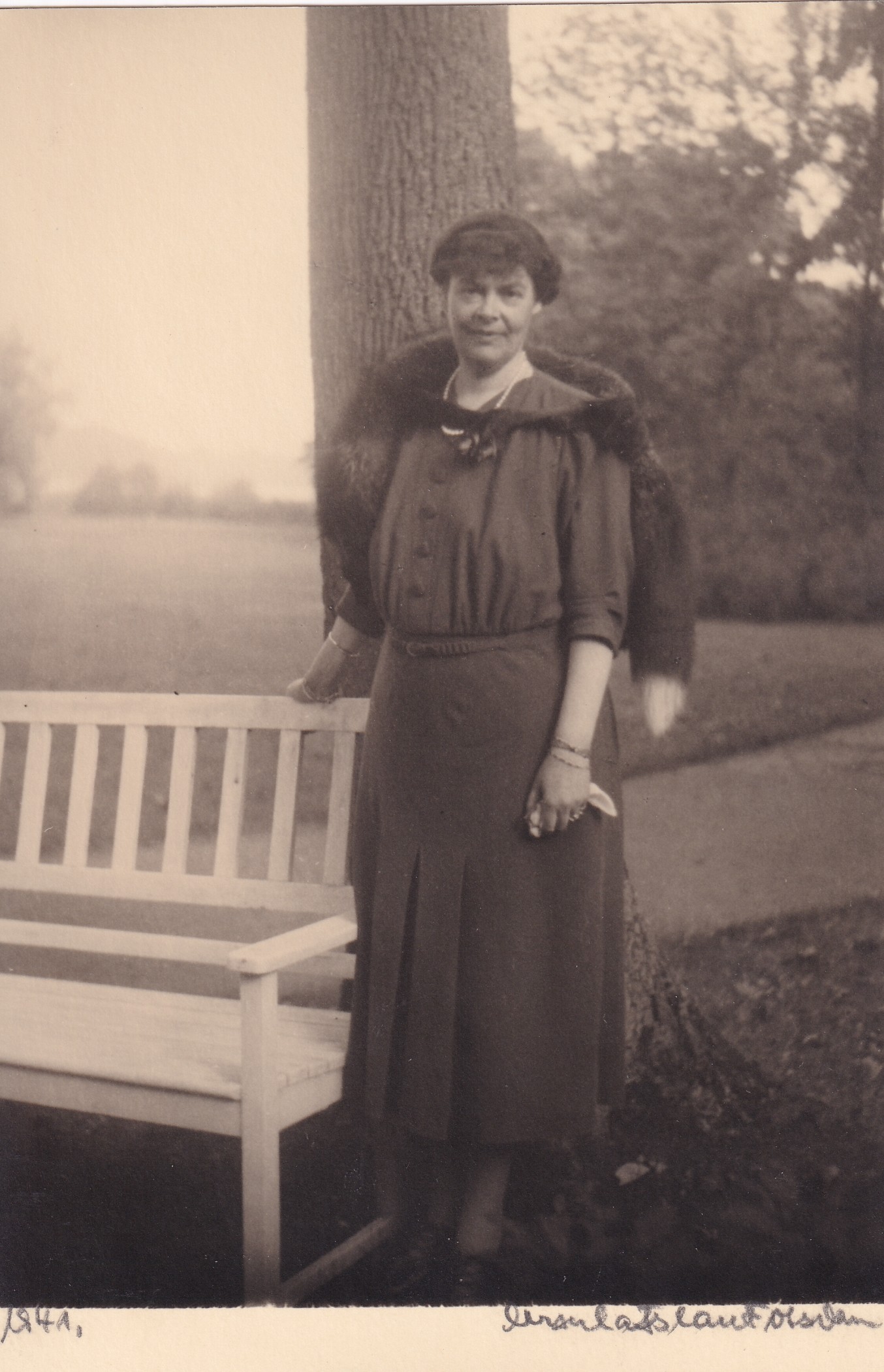 Bildpostkarte mit Foto der ehemaligen Kronprinzessin Cecilie im Neuen Garten in Potsdam, 1941 (Schloß Wernigerode GmbH RR-F)