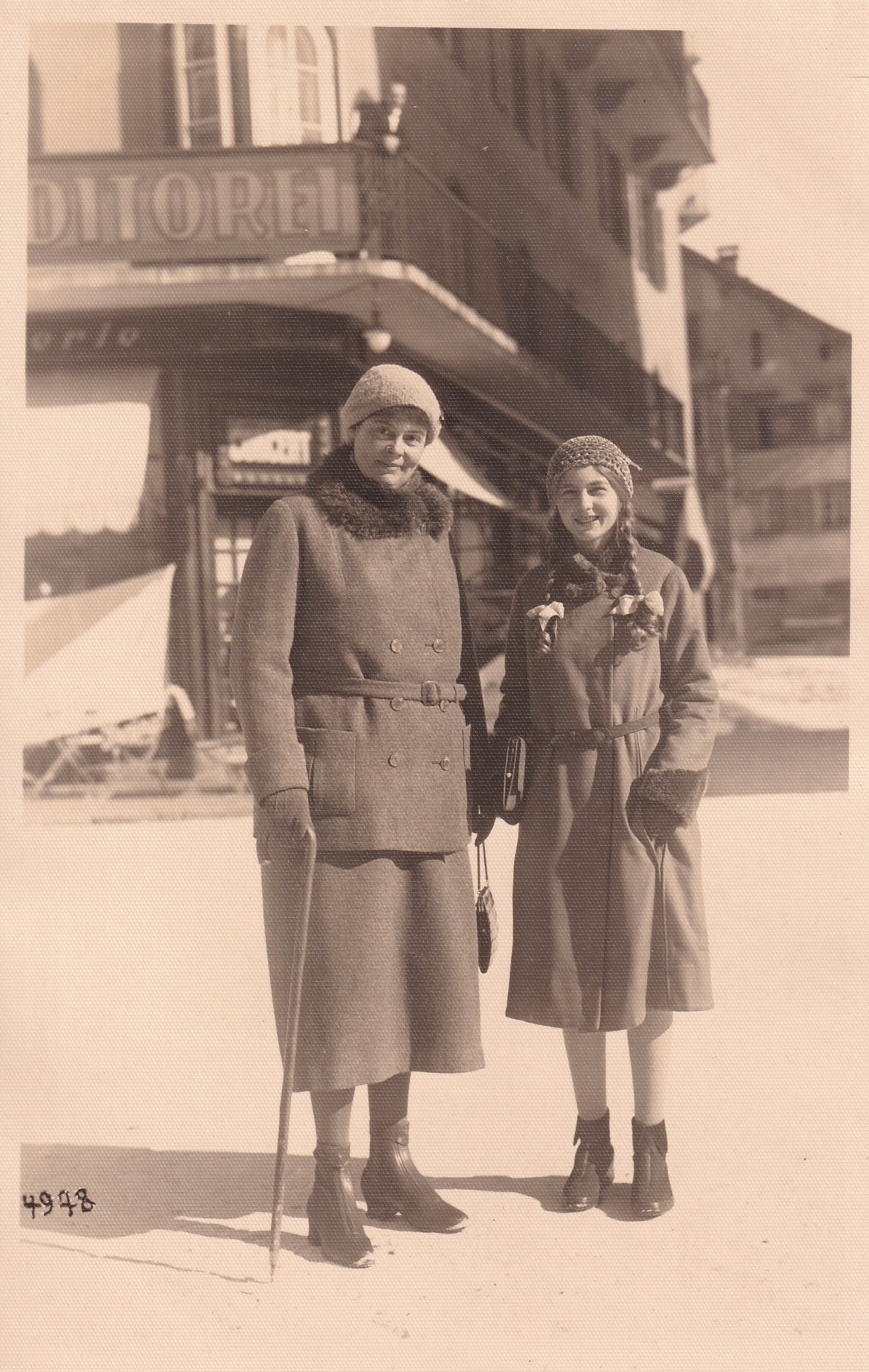 Bildpostkarte mit Foto der ehemaligen Kronprinzessin Cecilie mit ihrer jüngsten Tochter im Winterurlaub in St. Moritz, 1932 (Schloß Wernigerode GmbH RR-F)