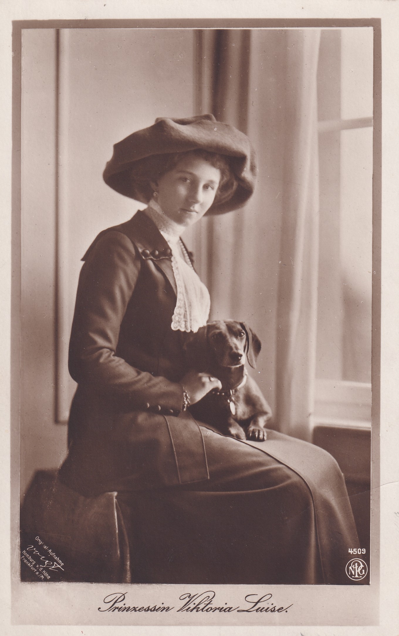 Bildpostkarte mit Foto der Prinzessin Viktoria Luise von Preußen mit Dackel, 1912 (Schloß Wernigerode GmbH RR-F)
