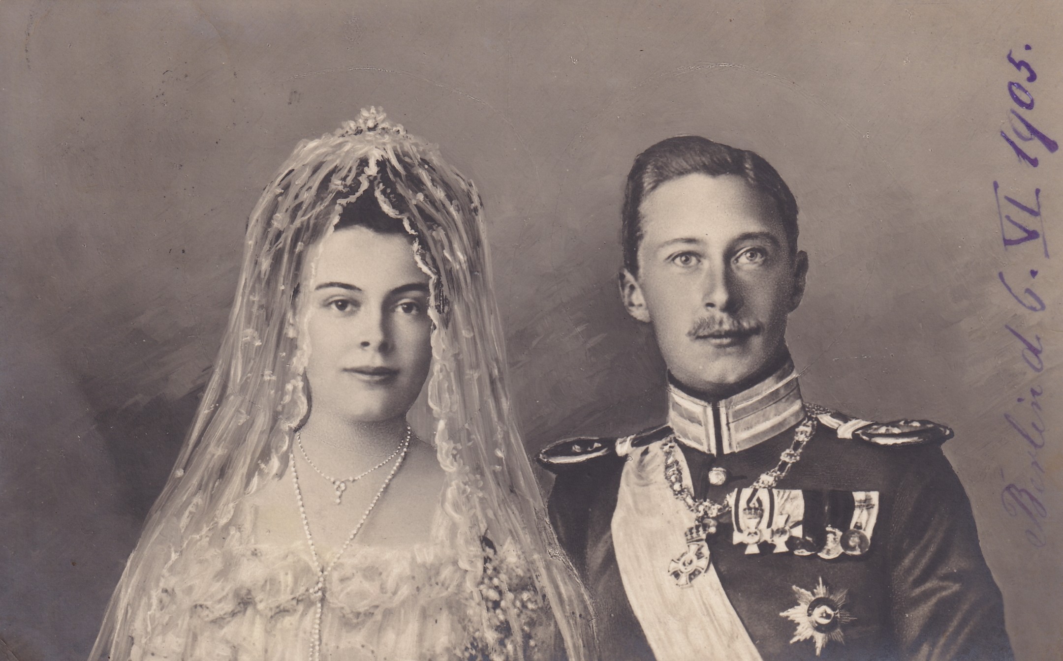 Bildpostkarte mit einem retuschierten fotografischen Doppelporträt des Kronprinzenpaares Wilhelm und Cecilie, 1905 (Schloß Wernigerode GmbH RR-F)