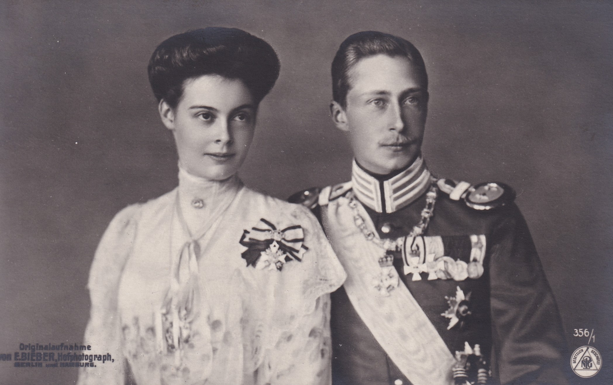 Bildpostkarte mit Foto des Kronprinzenpaares Wilhelm und Cecilie aus der Verlobungszeit, Oktober 1904 (Schloß Wernigerode GmbH RR-F)