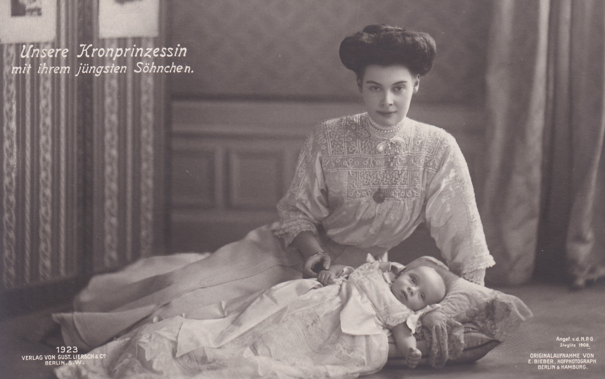 Bildpostkarte mit Foto der Kronprinzessin Cecilie mit ihrem Sohn Louis Ferdinand, 1908 (Schloß Wernigerode GmbH RR-F)
