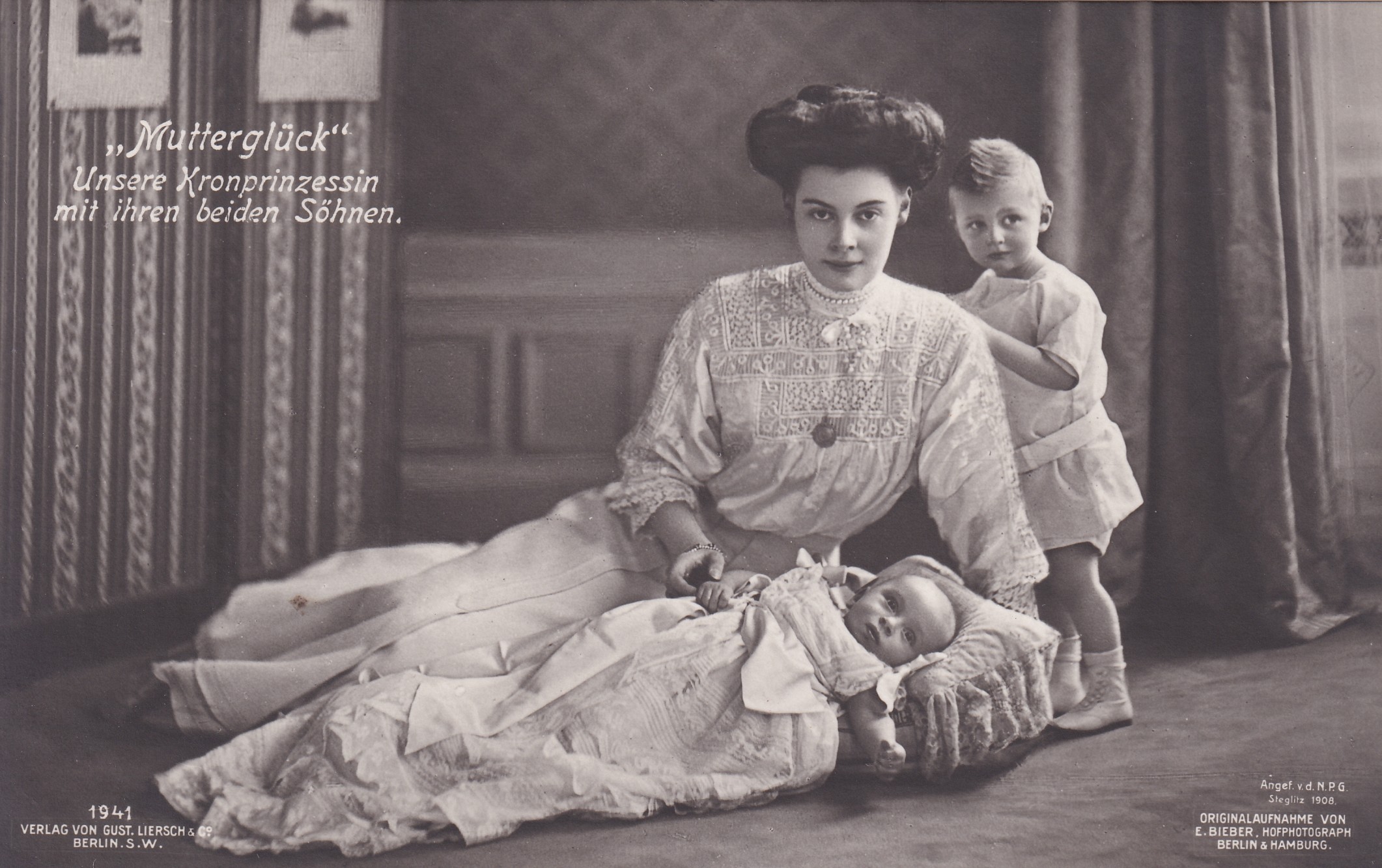 Bildpostkarte der Kronprinzessin Cecilie mit ihren beiden ältesten Söhnen, 1908 (Schloß Wernigerode GmbH RR-F)