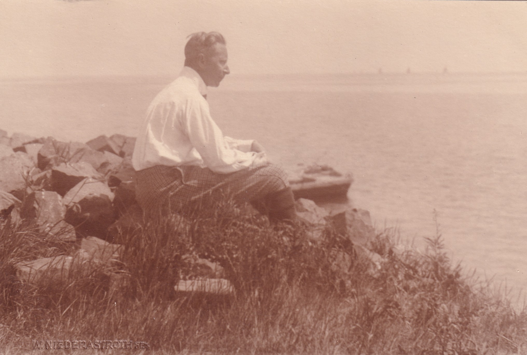 Bildpostkarte mit einem Foto des letzten deutschen Kronprinzen Wilhelm im Exil auf der Insel Wieringen, um 1920 (Schloß Wernigerode GmbH RR-F)