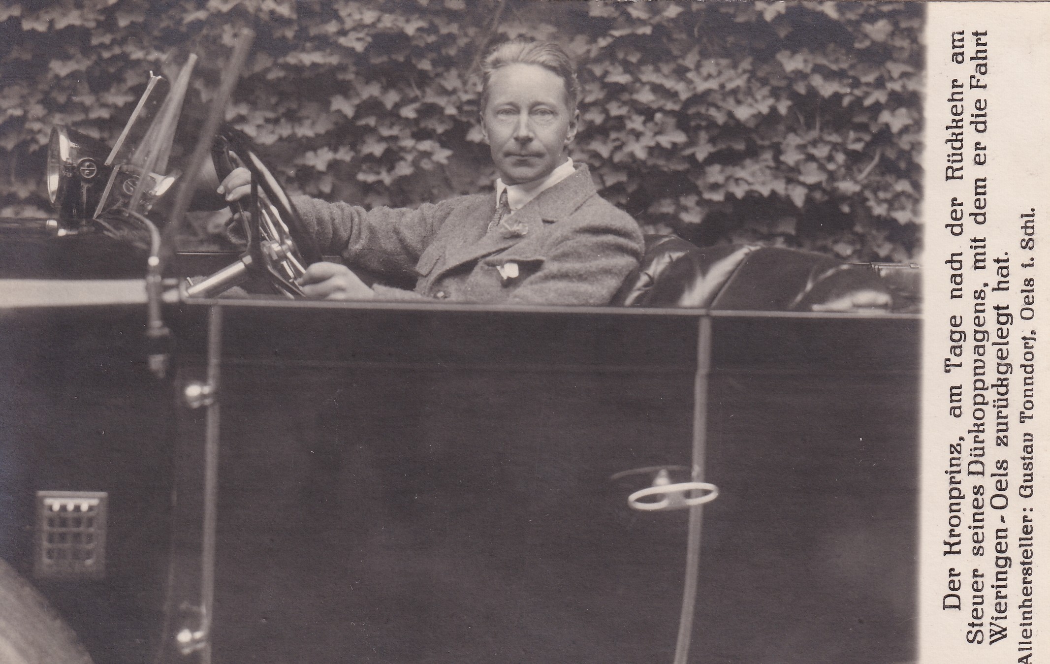 Bildpostkarte mit Foto des ehemaligen Kronprinzen Wilhelm im Auto, 1923 (Schloß Wernigerode GmbH RR-F)
