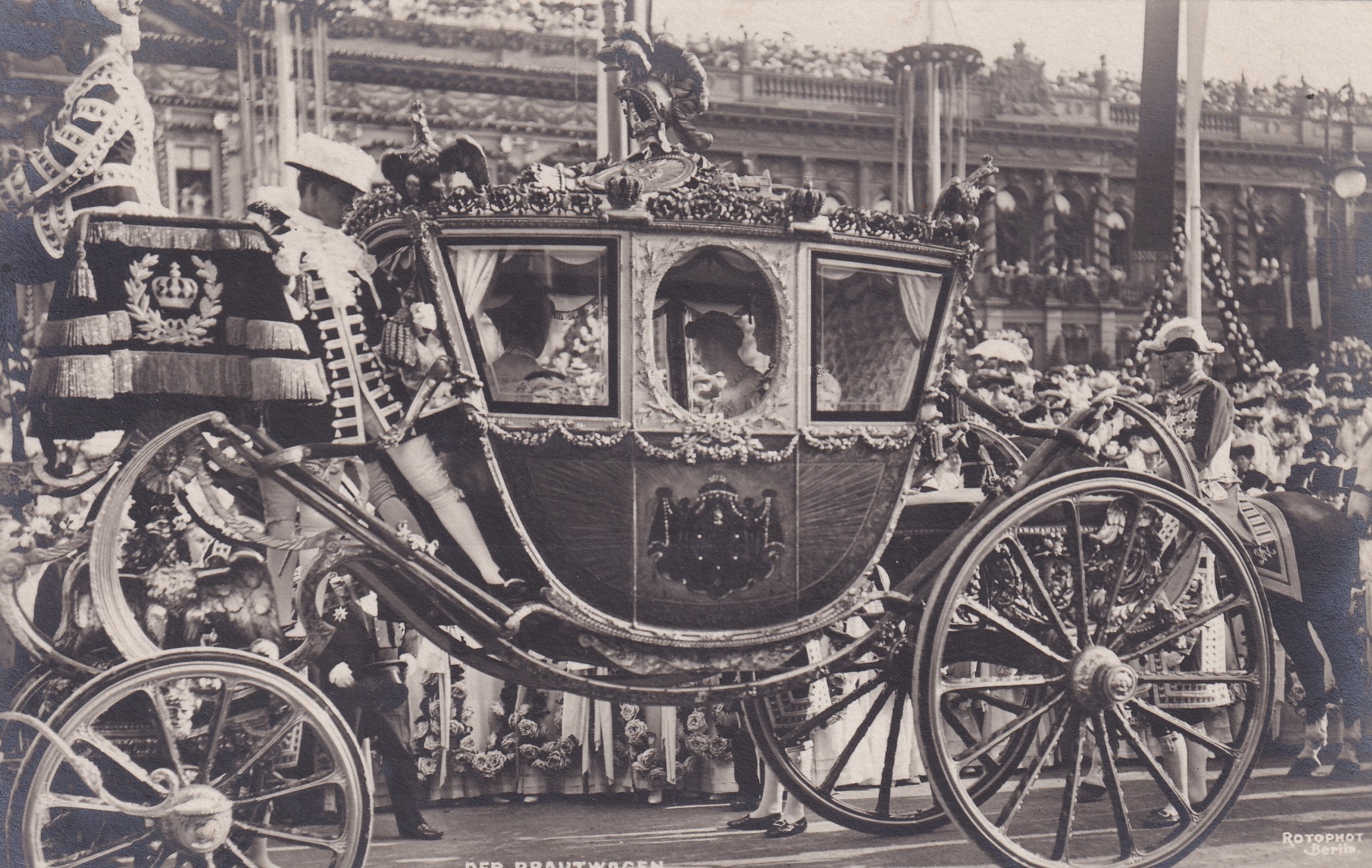 Bildpostkarte mit einem Foto vom Einzug der Kronprinzessin Cecilie in Berlin, 3. Juni 1905 (Schloß Wernigerode GmbH RR-F)