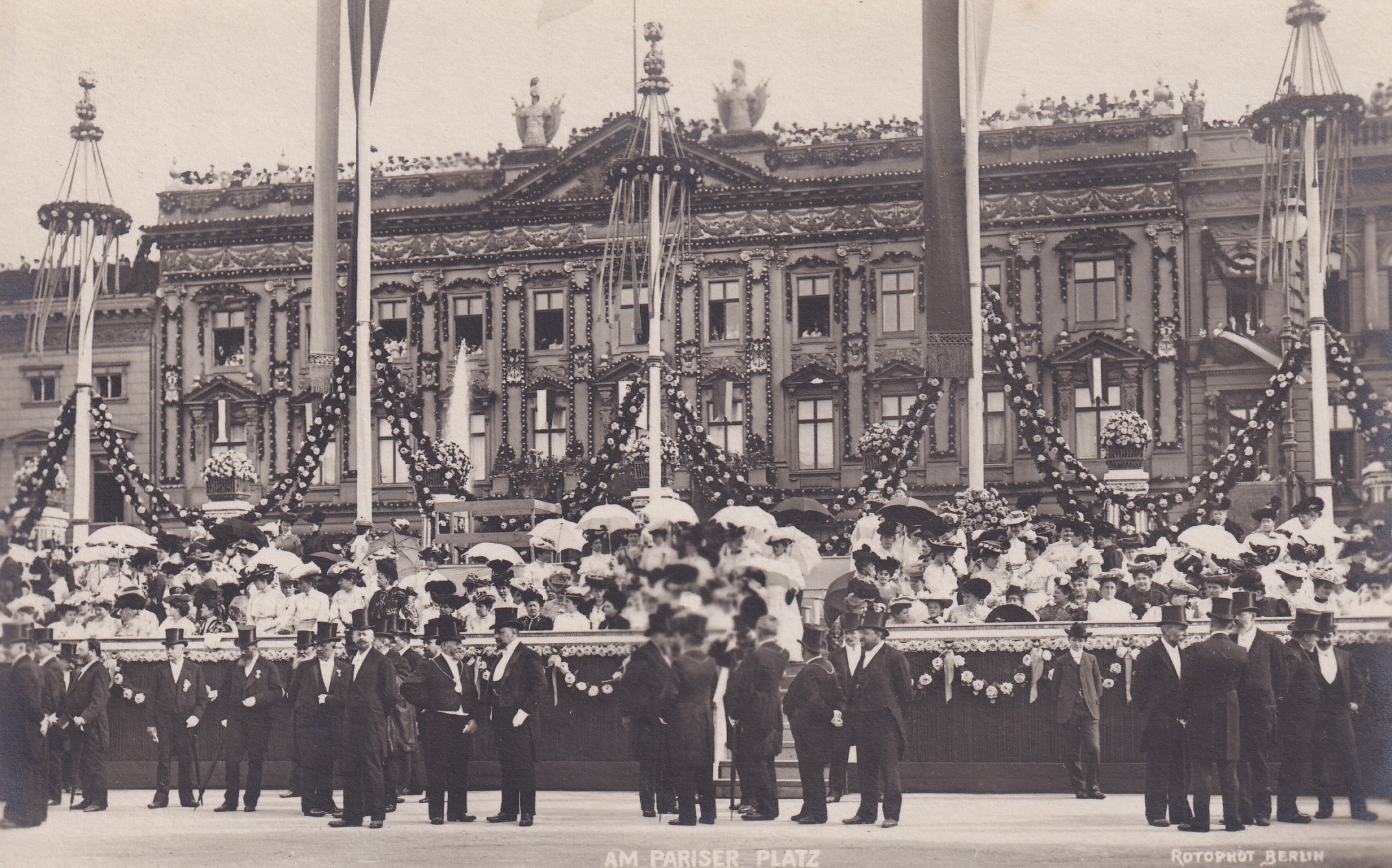 Bildpostkarte mit Foto der Festdekoration am Pariser Platz beim Einzug der Kronprinzessin Cecilie in Berlin, 3. Juni 1905 (Schloß Wernigerode GmbH RR-F)