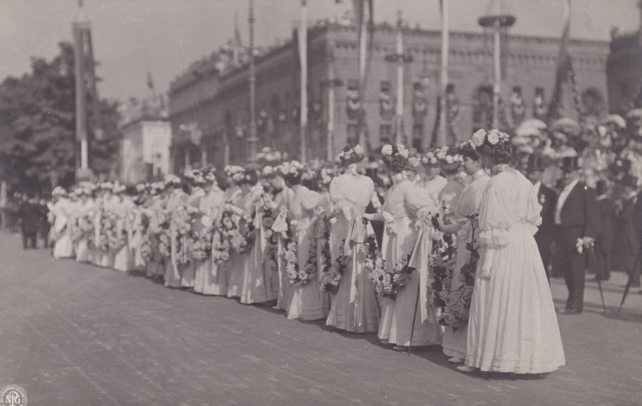 Bildpostkarte mit Foto der Ehrenjungfrauen beim Einzug der Kronprinzessin Cecilie in Berlin, 3. Juni 1905 (Schloß Wernigerode GmbH RR-F)
